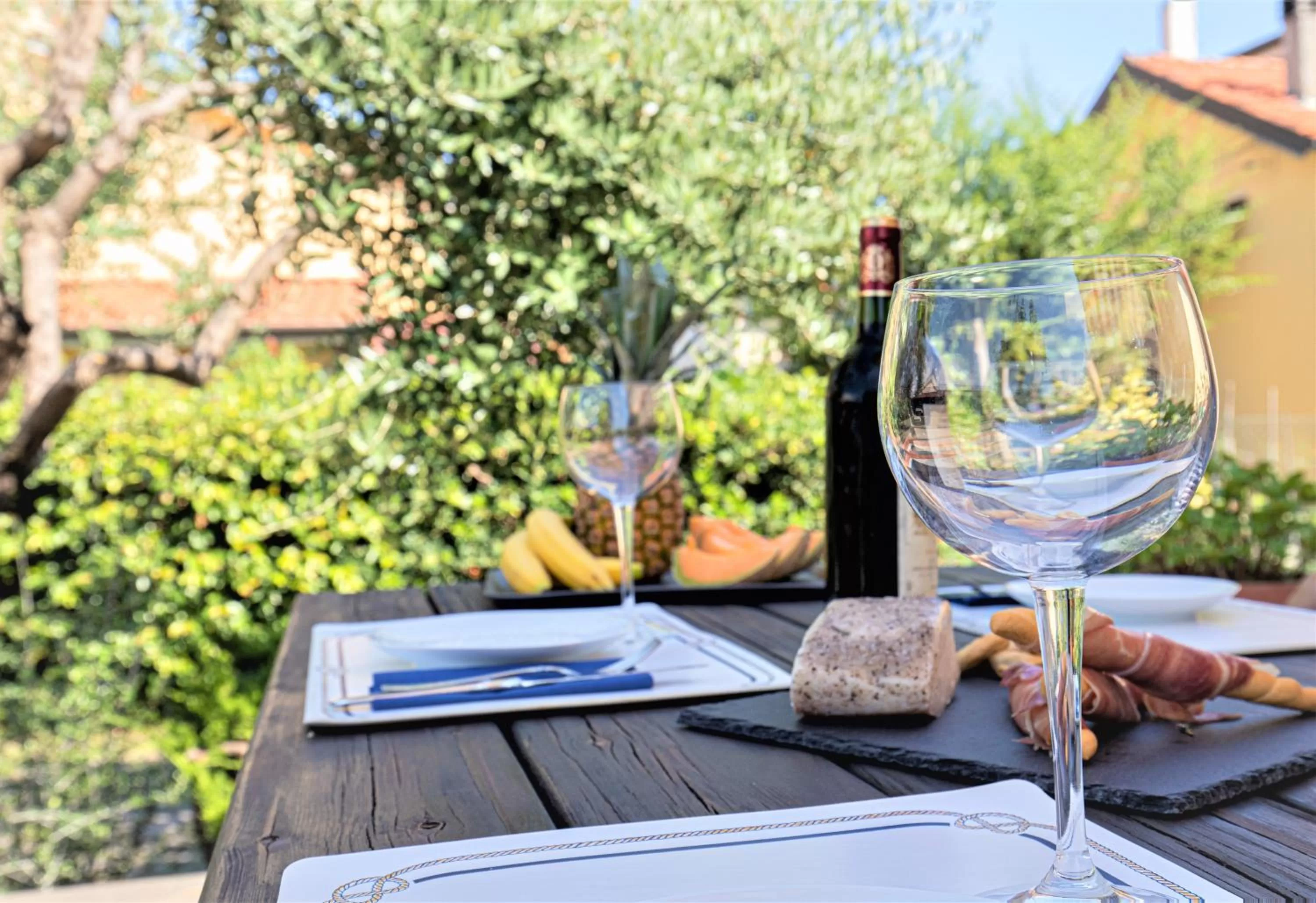 Food and drinks in B&B Villa Apuana