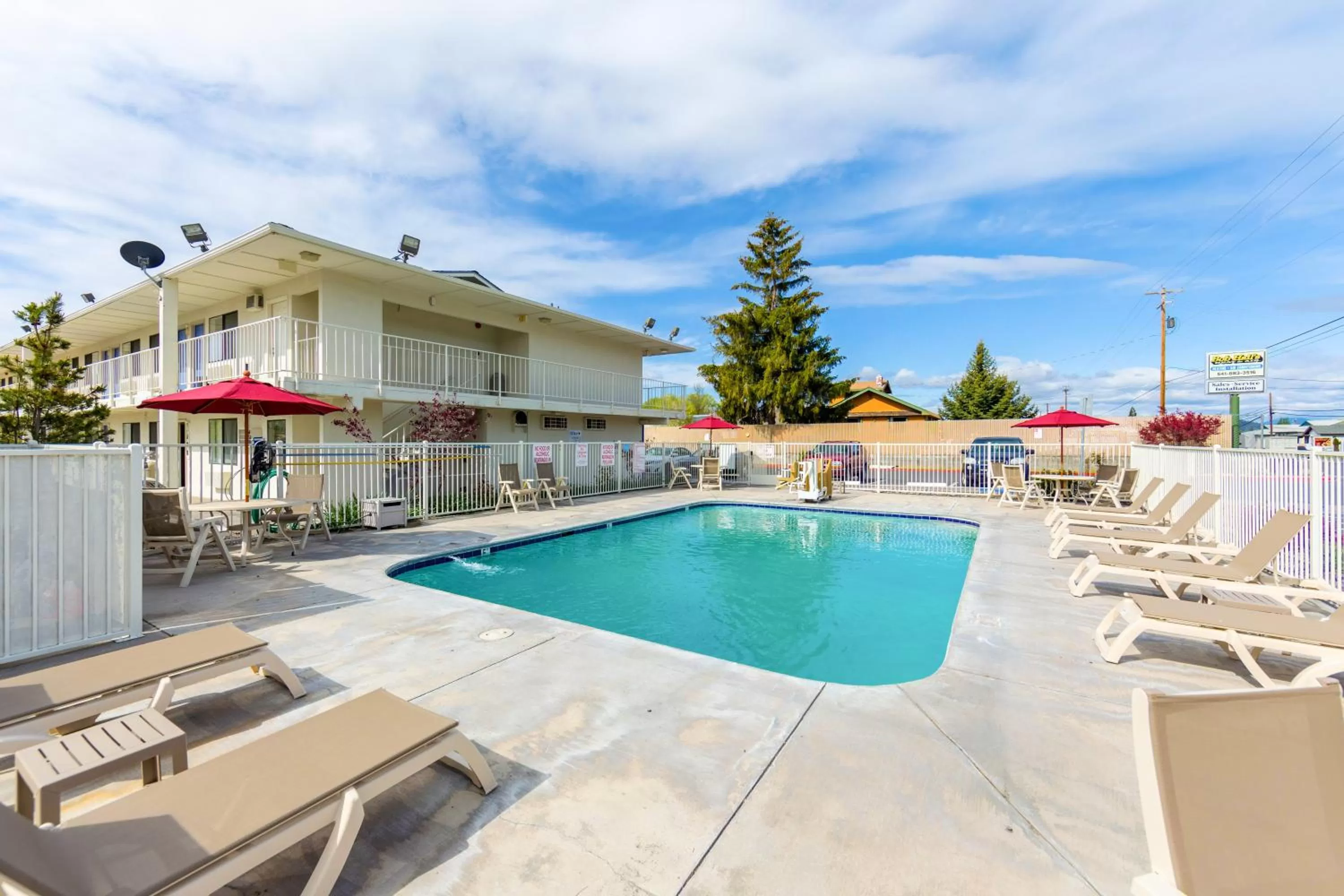 Swimming pool in Motel 6-Klamath Falls, OR