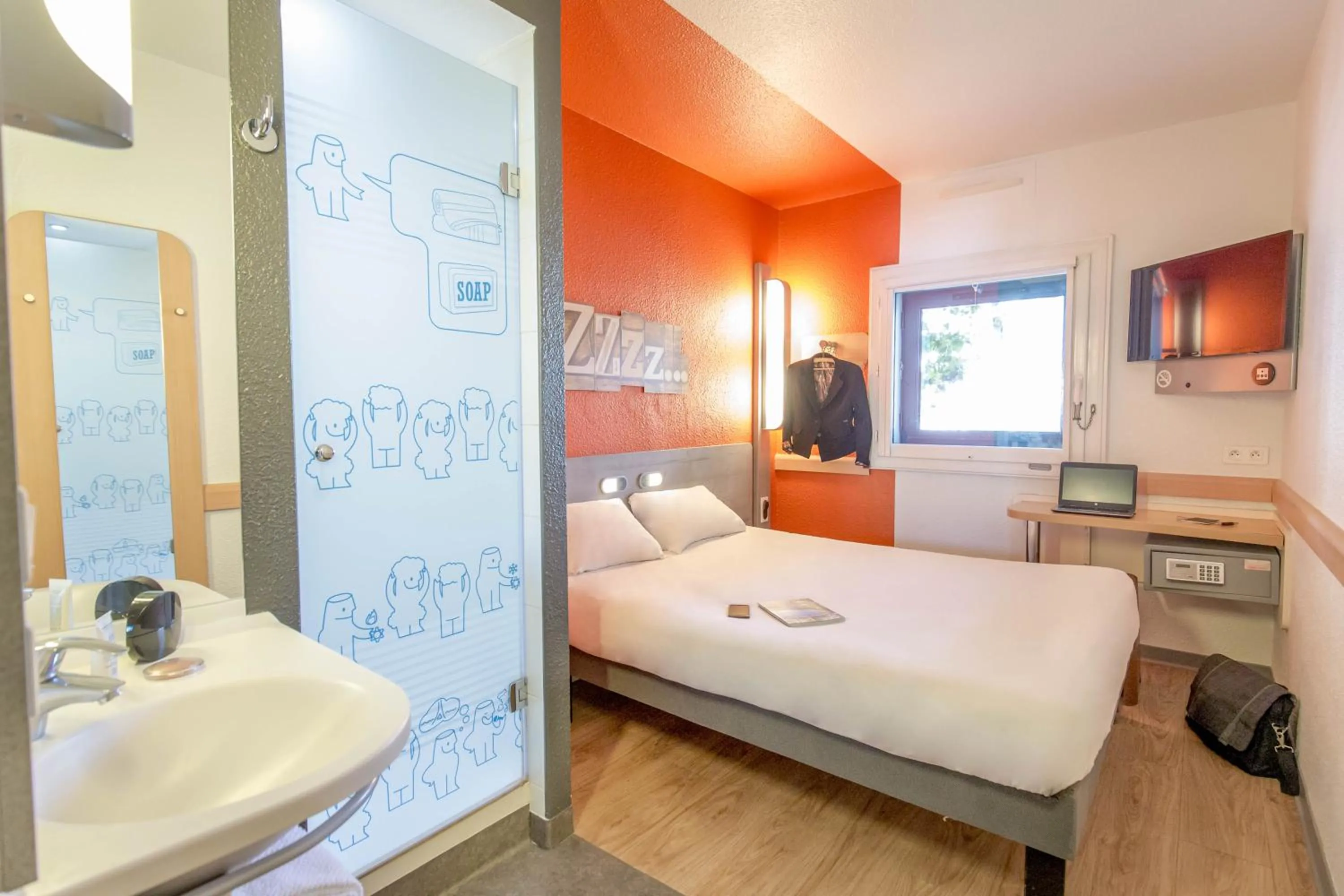 Shower, Bed in Ibis Budget Marseille Timone