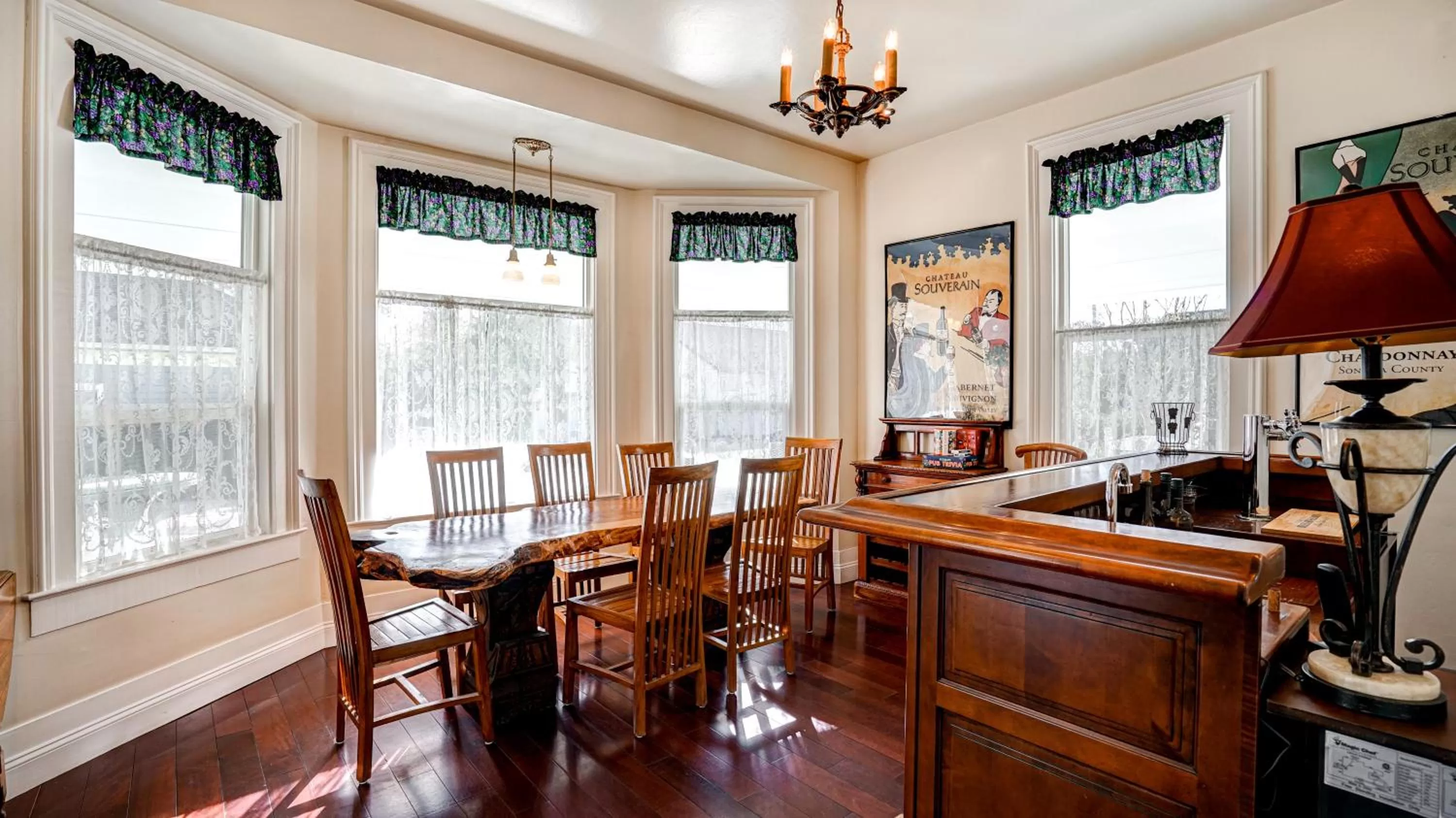 Lounge or bar in The River Belle Inn