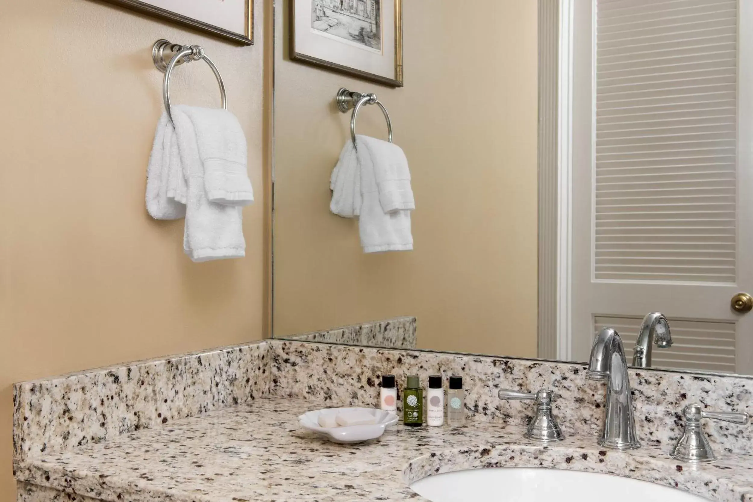 Traditional Queen Atrium View in Indigo Inn Traditional Queen Atrium View in Indigo Inn