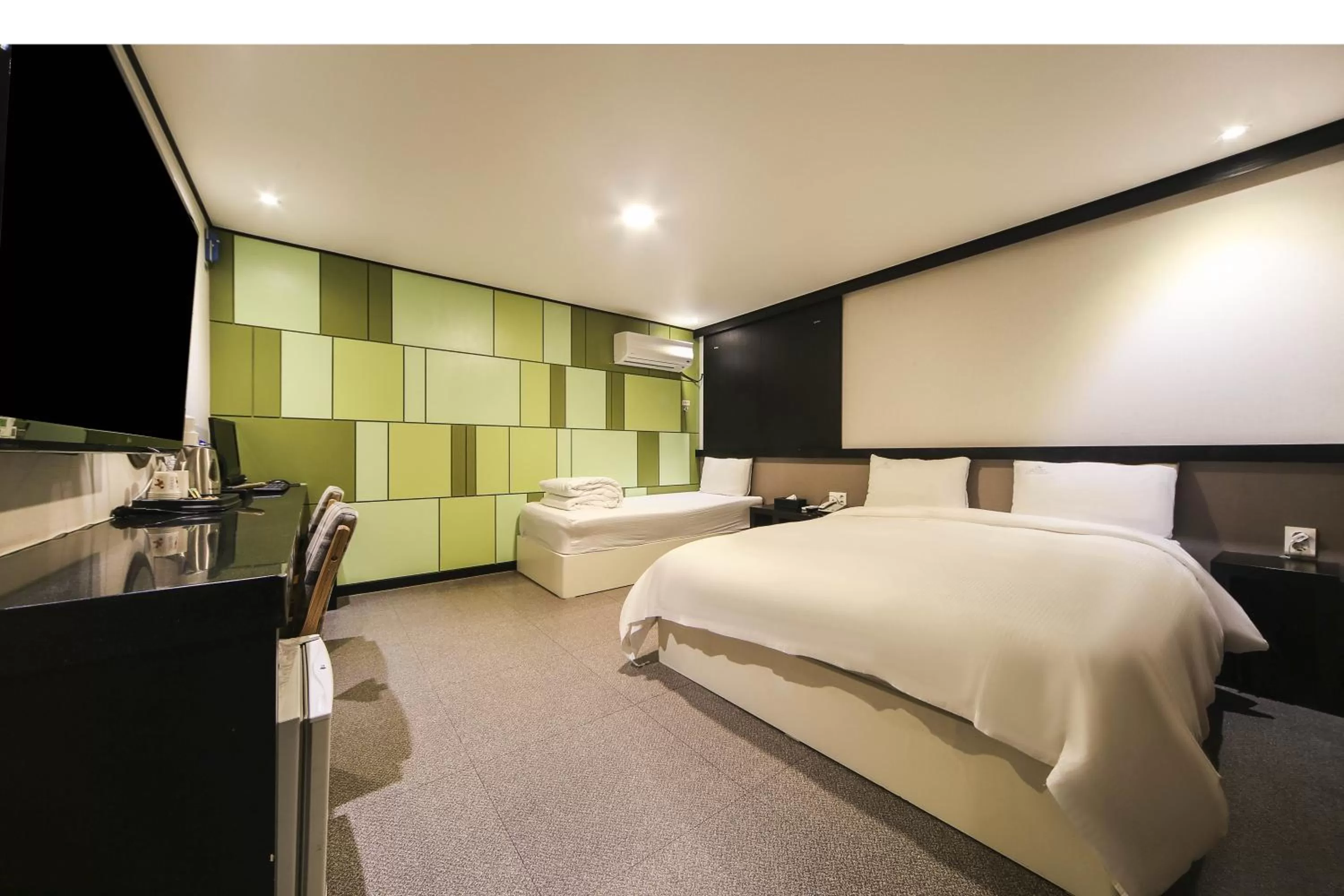 Bedroom, Bed in Elysee Hotel