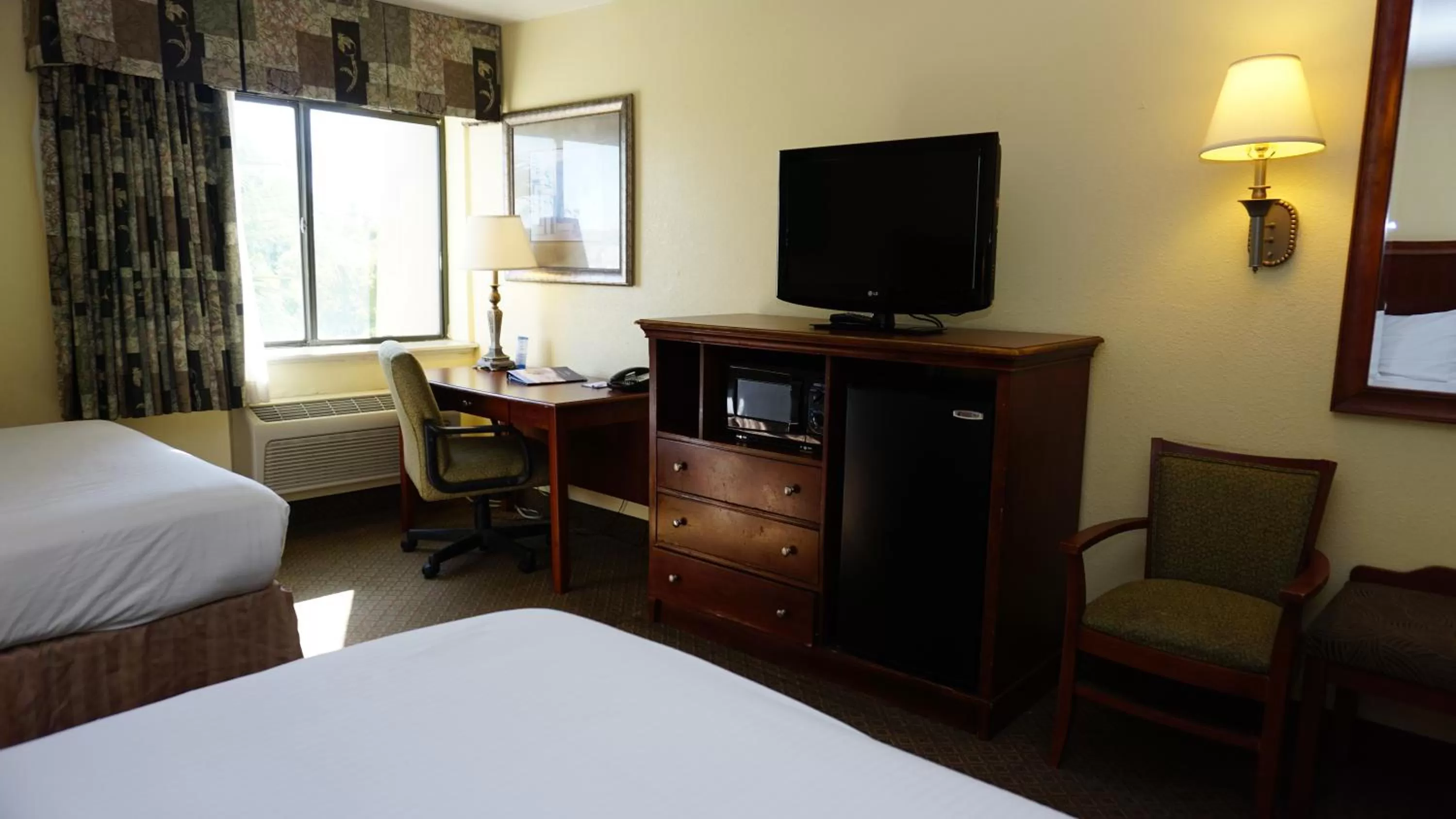 Decorative detail, Bed in Baymont by Wyndham Arlington At Six Flags Dr