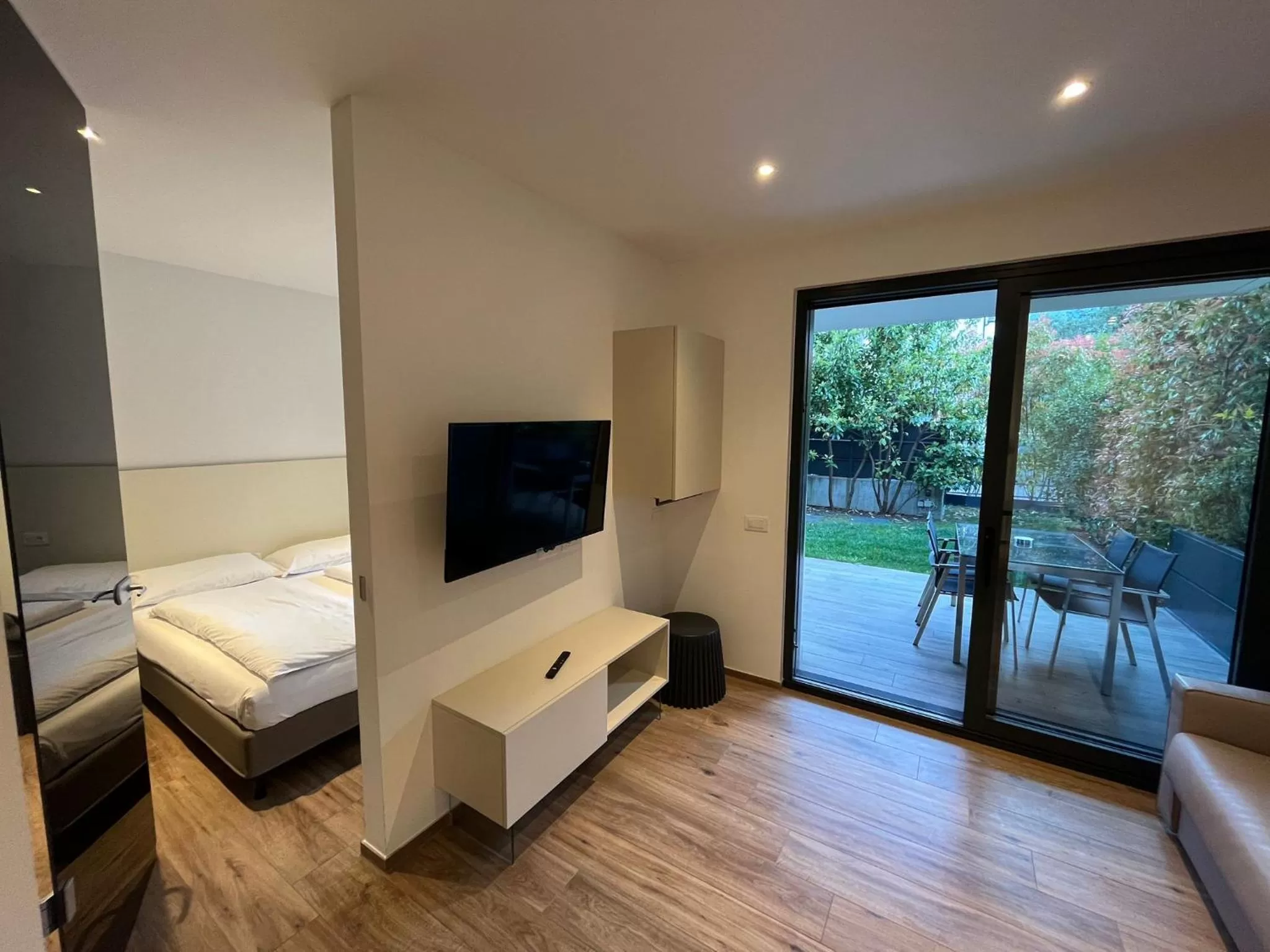 Dining area, Bed in Riva Lake Lodge