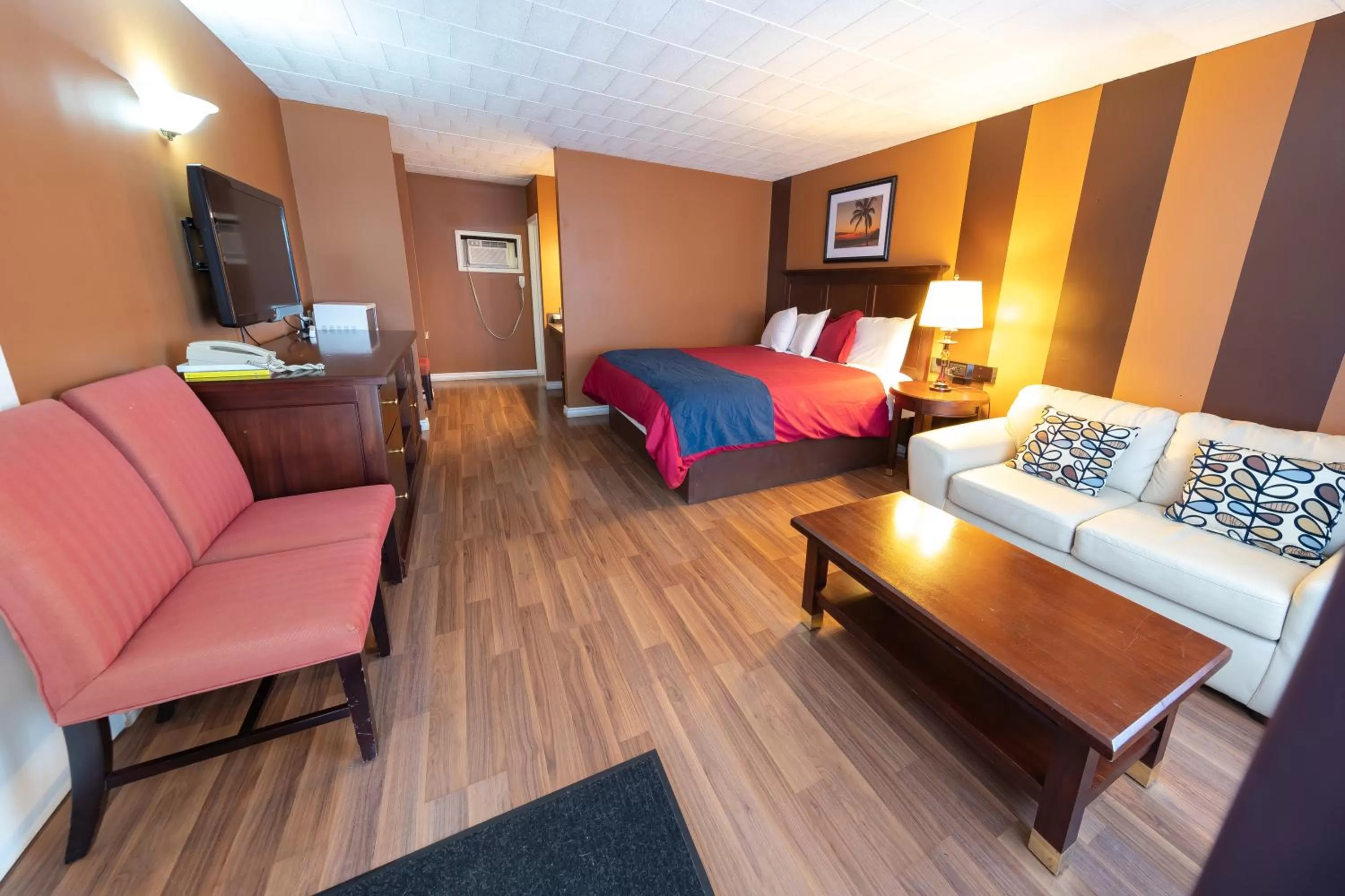 Bed in Villager Lodge Niagara Falls