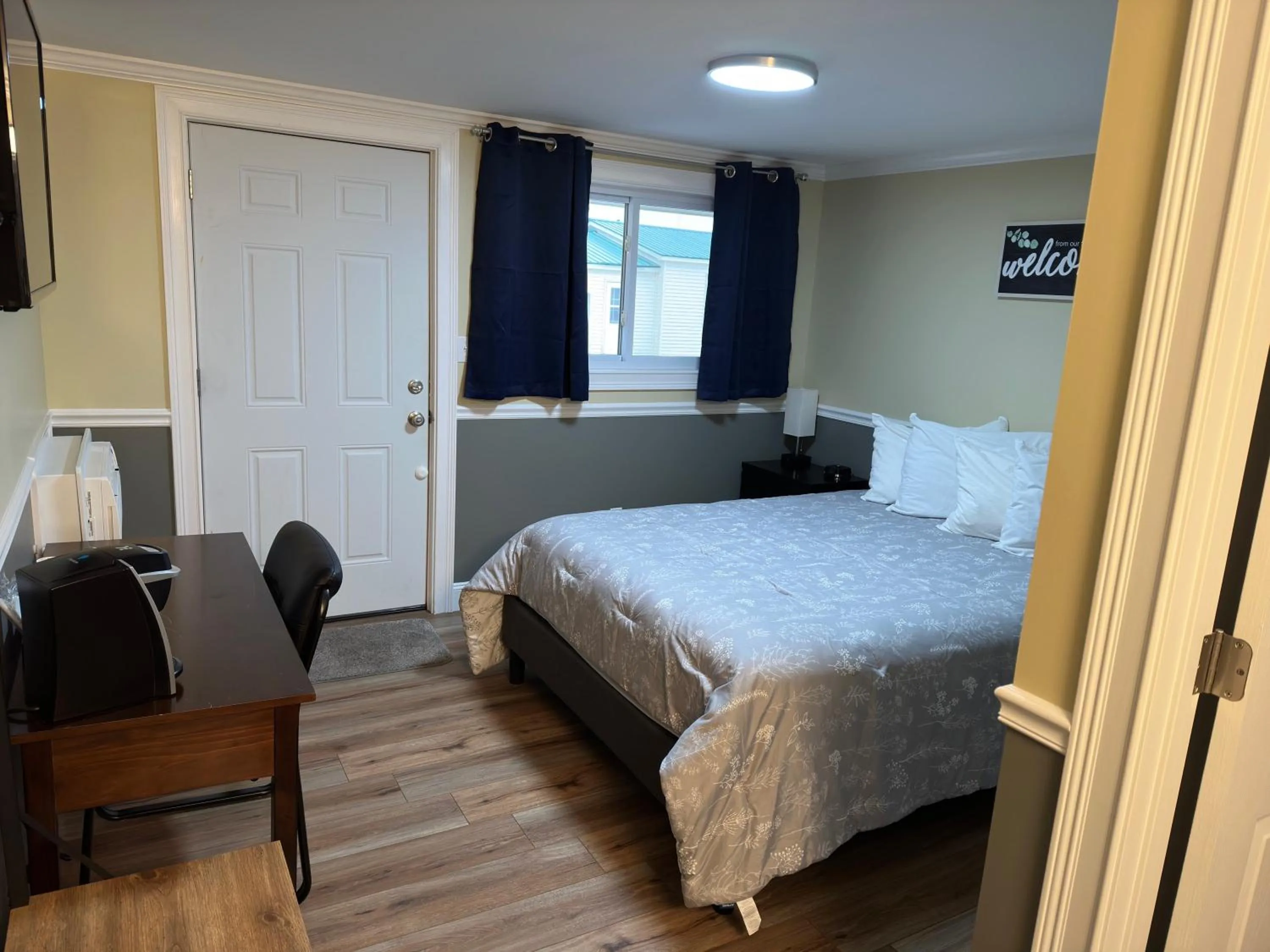 Bed in Sunset Motel at Armand's Gardens