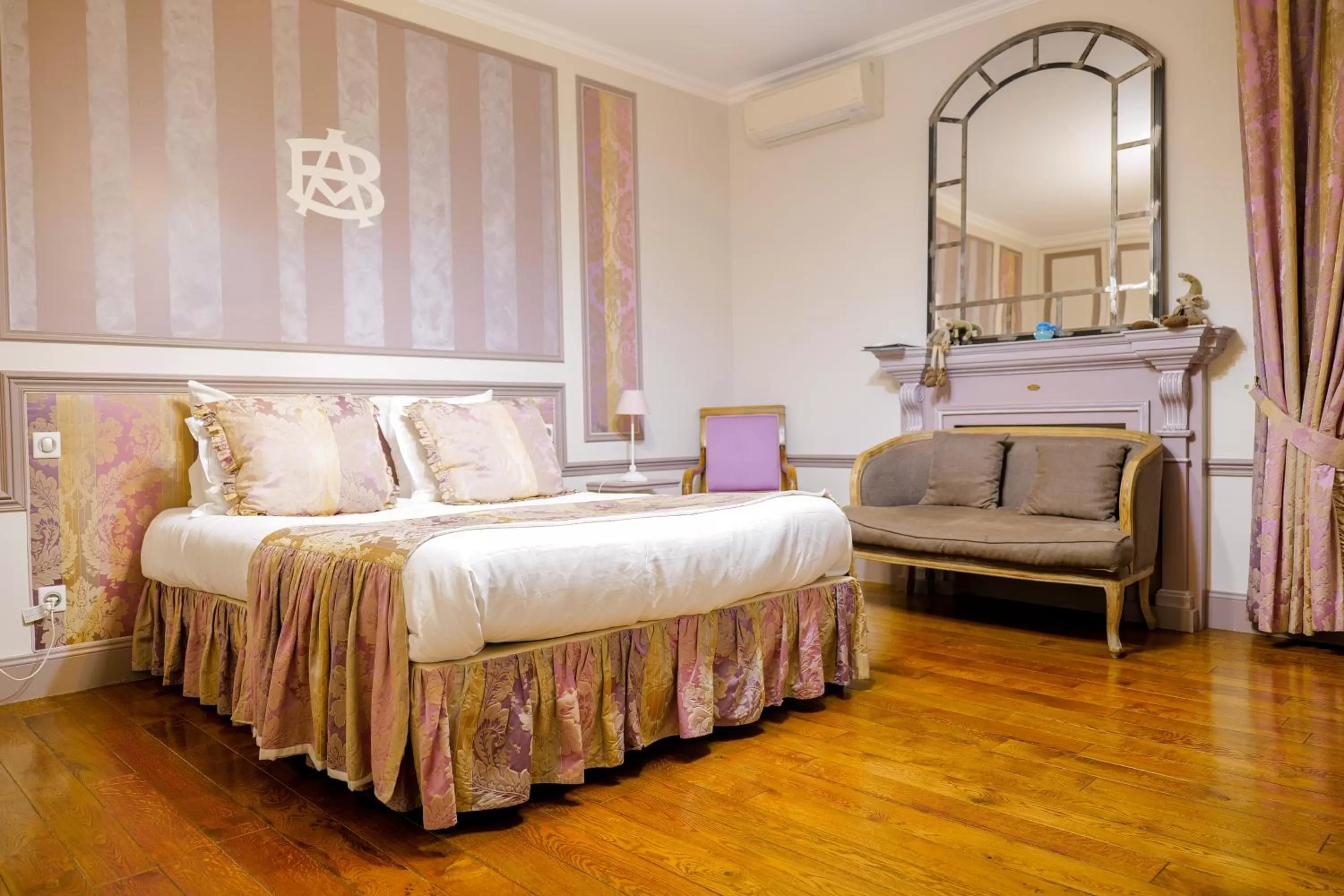 Bed in Champagne André Bergère