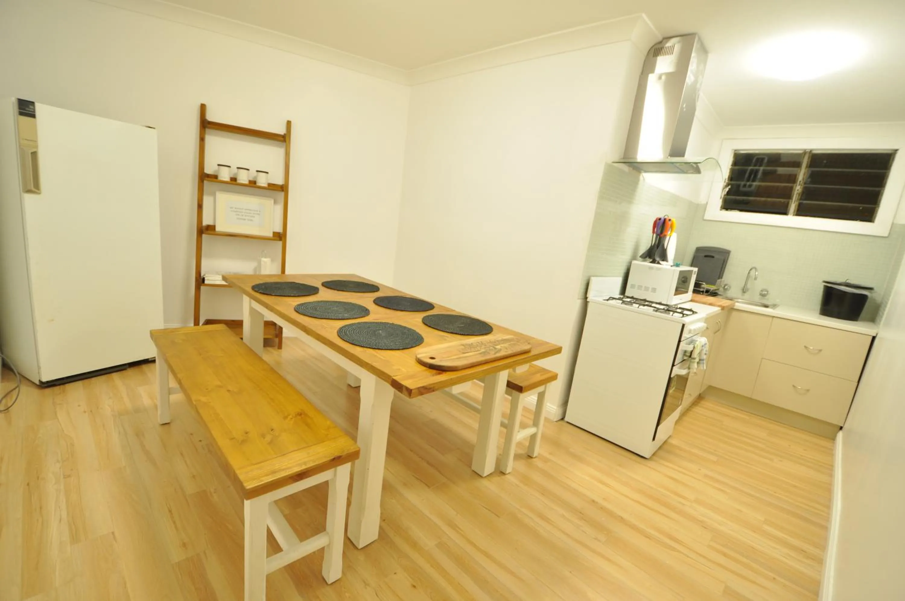 Kitchen or kitchenette in Bathurst Explorers Motel