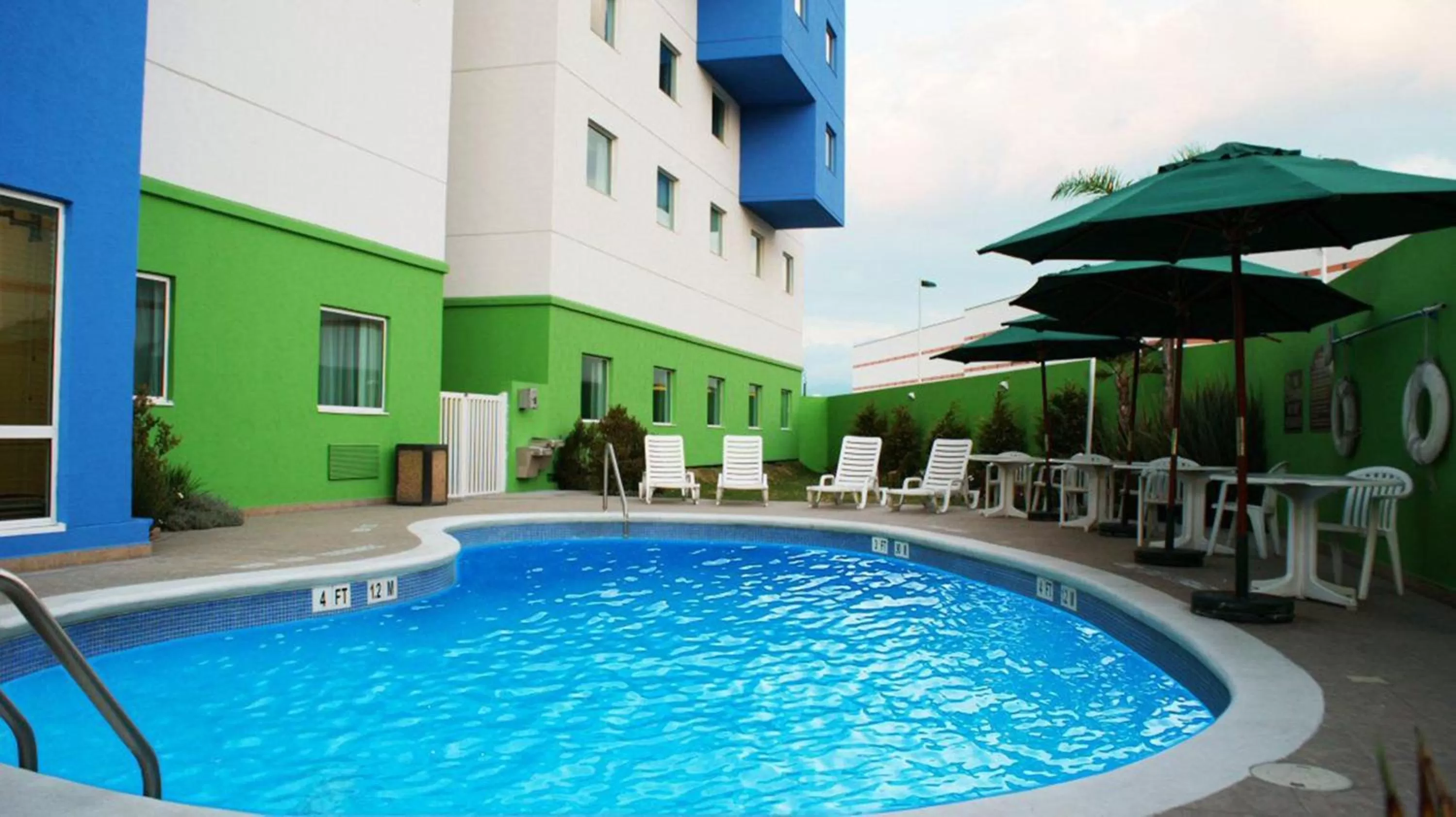 Swimming pool in Holiday Inn Express & Suites Toluca Zona Aeropuerto by IHG