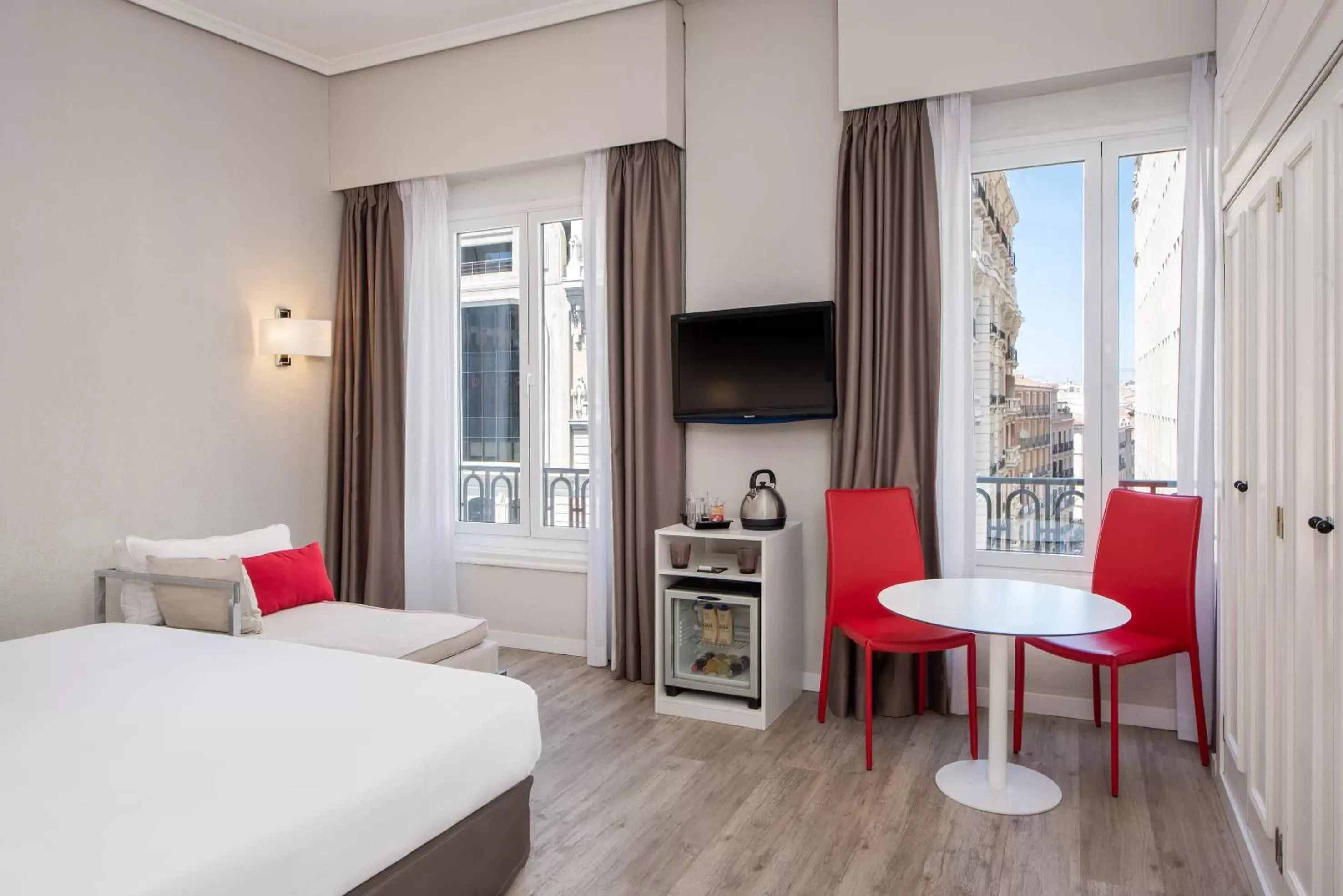 Superior Double with City View in Hotel Madrid Gran Via 25, Affiliated by Meliá Superior Double with City View in Hotel Madrid Gran Via 25, Affiliated by Meliá