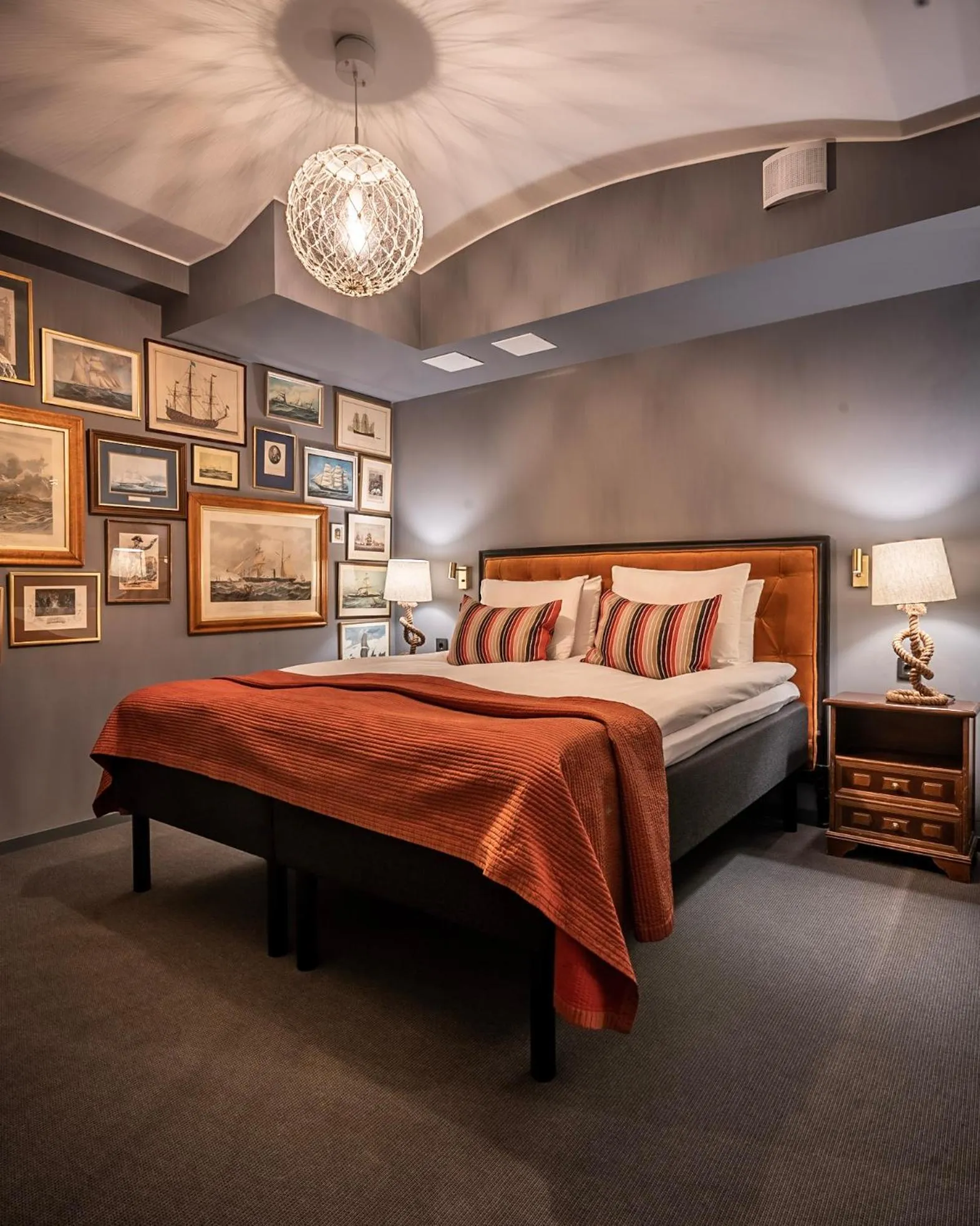 Bed in Lord Nelson Hotel