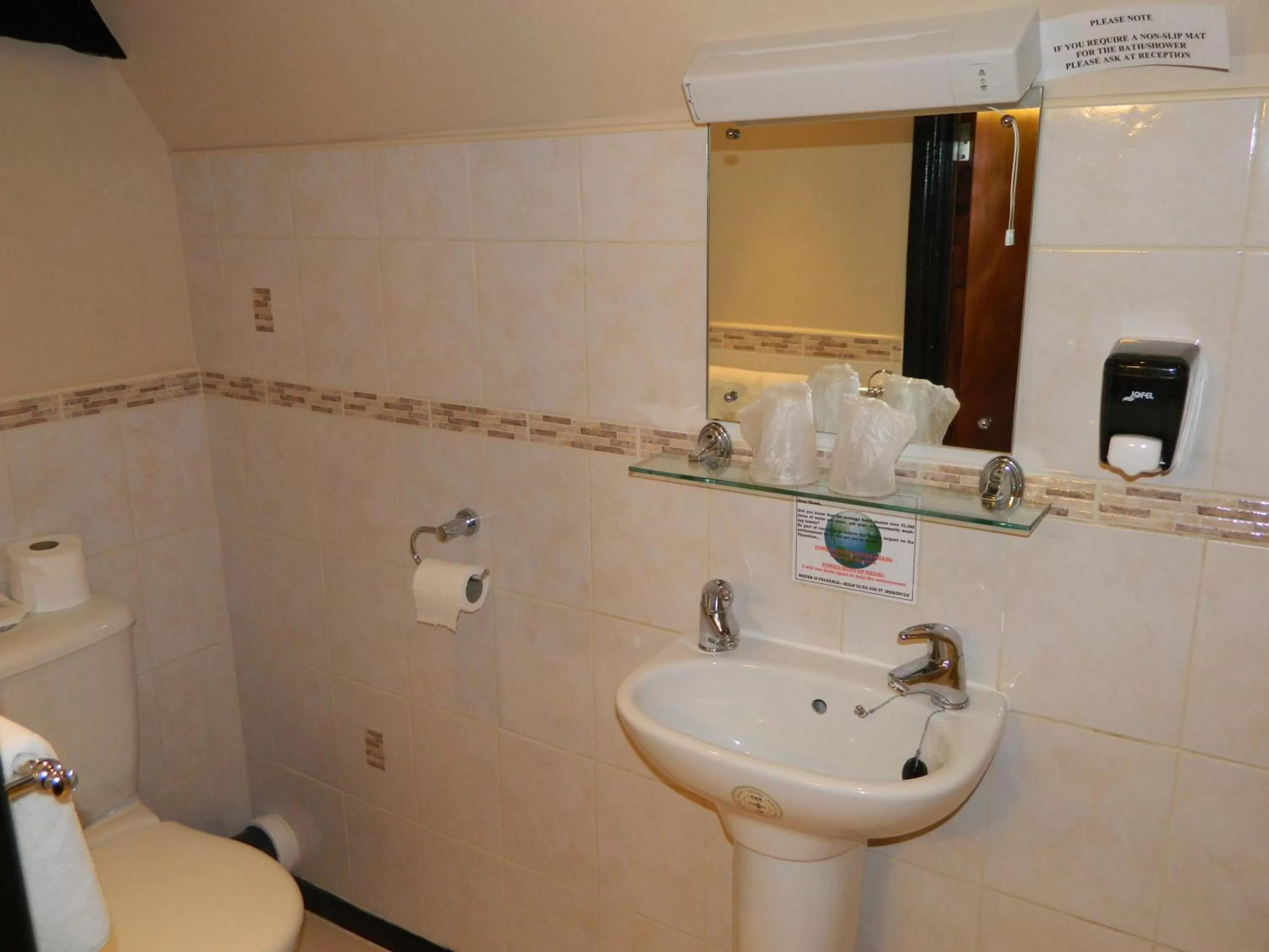 Bathroom in The Cedars Hotel