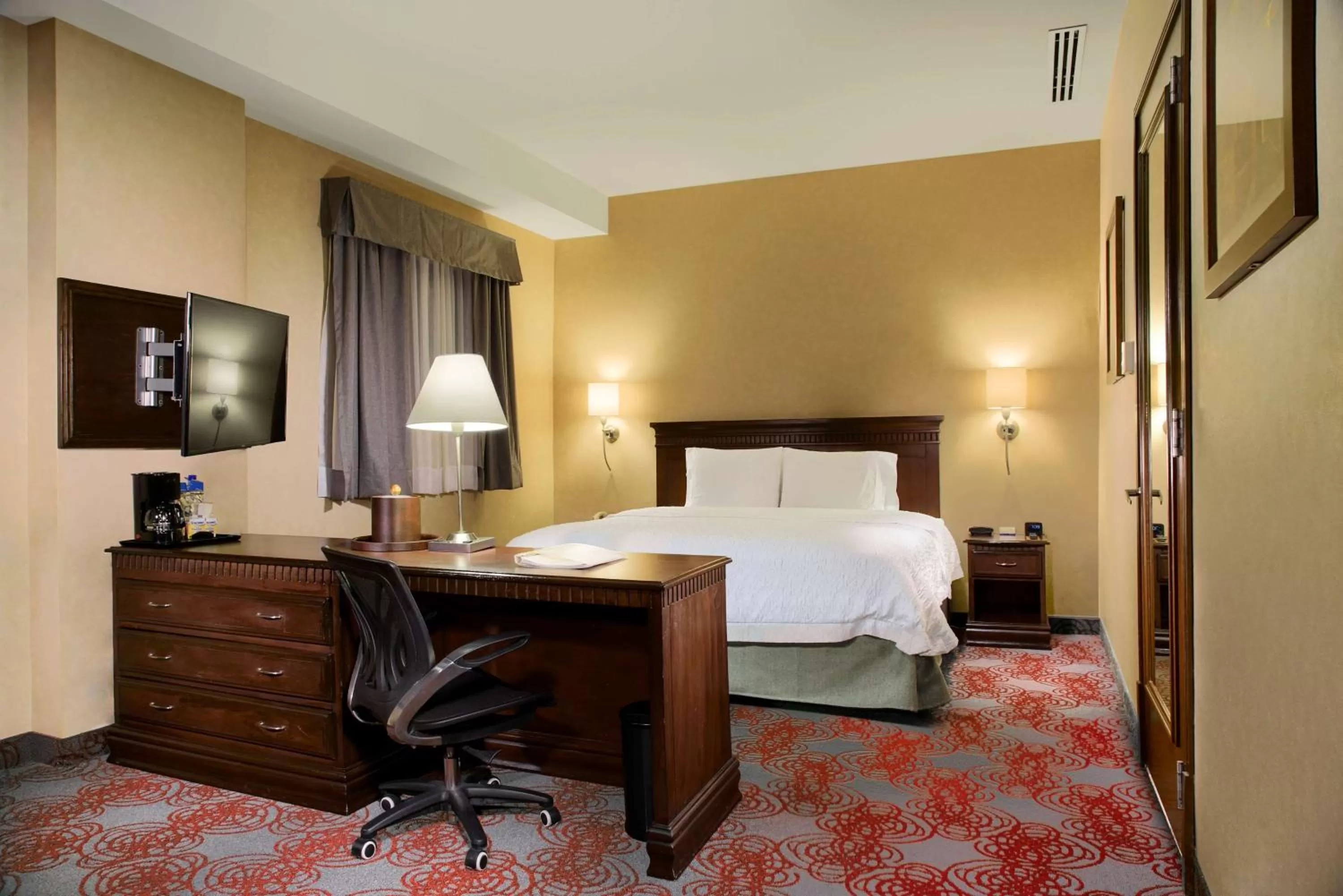 Bedroom, Bed in Hampton Inn & Suites Mexico City - Centro Historico