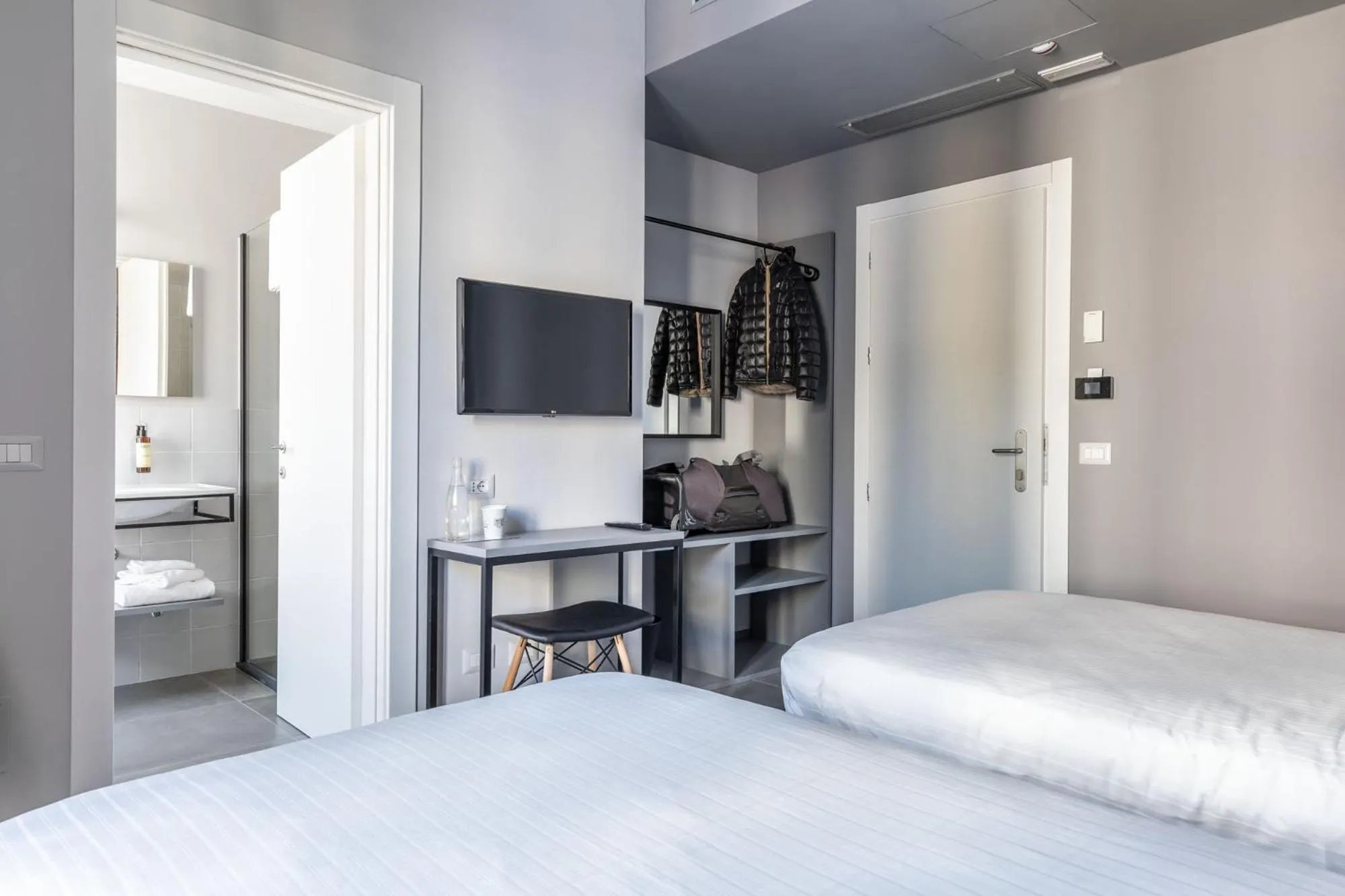 Communal lounge/ TV room, Bed in Mathis