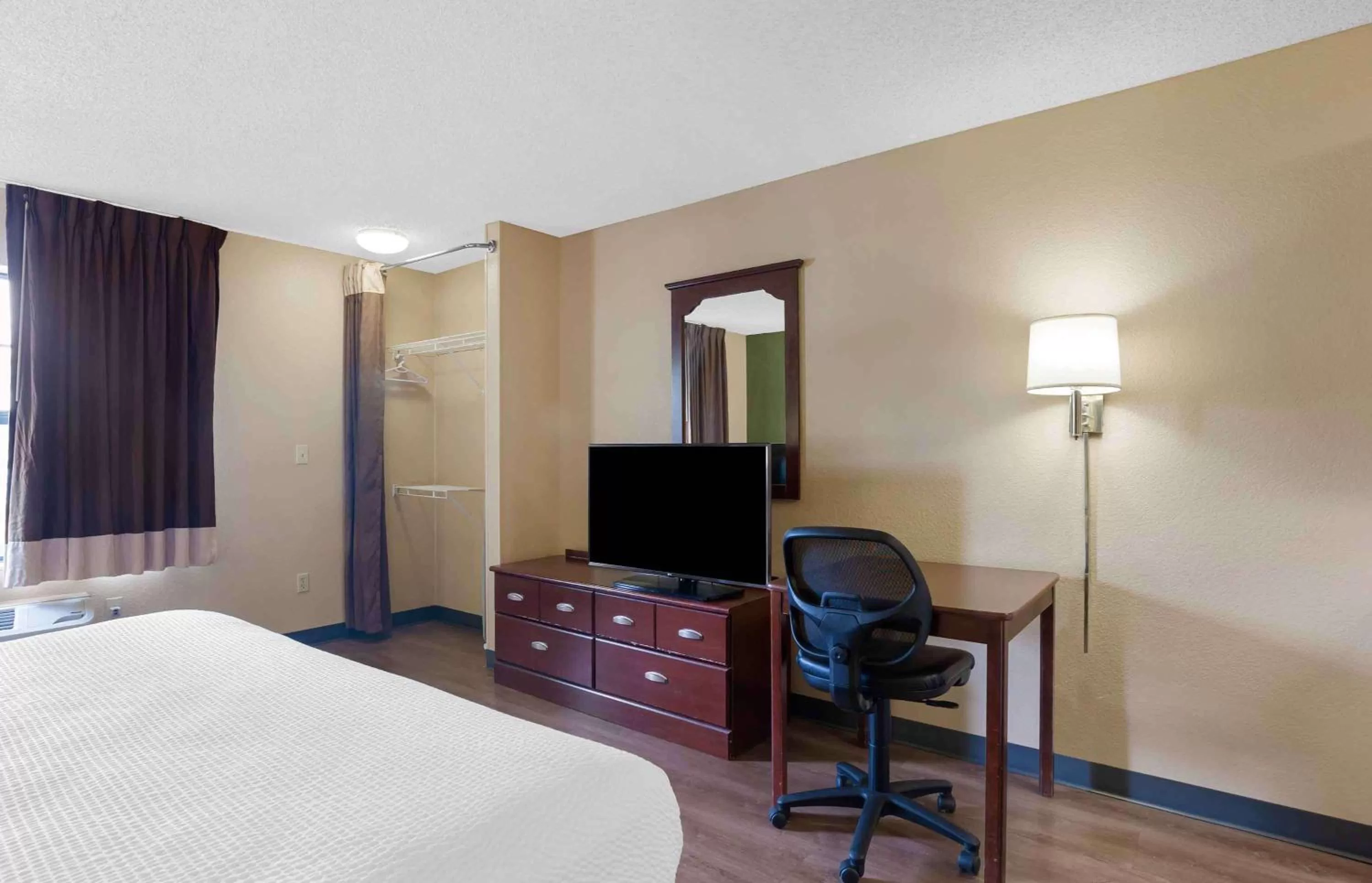 Bedroom, Bed in Extended Stay America Suites - Los Angeles - Glendale
