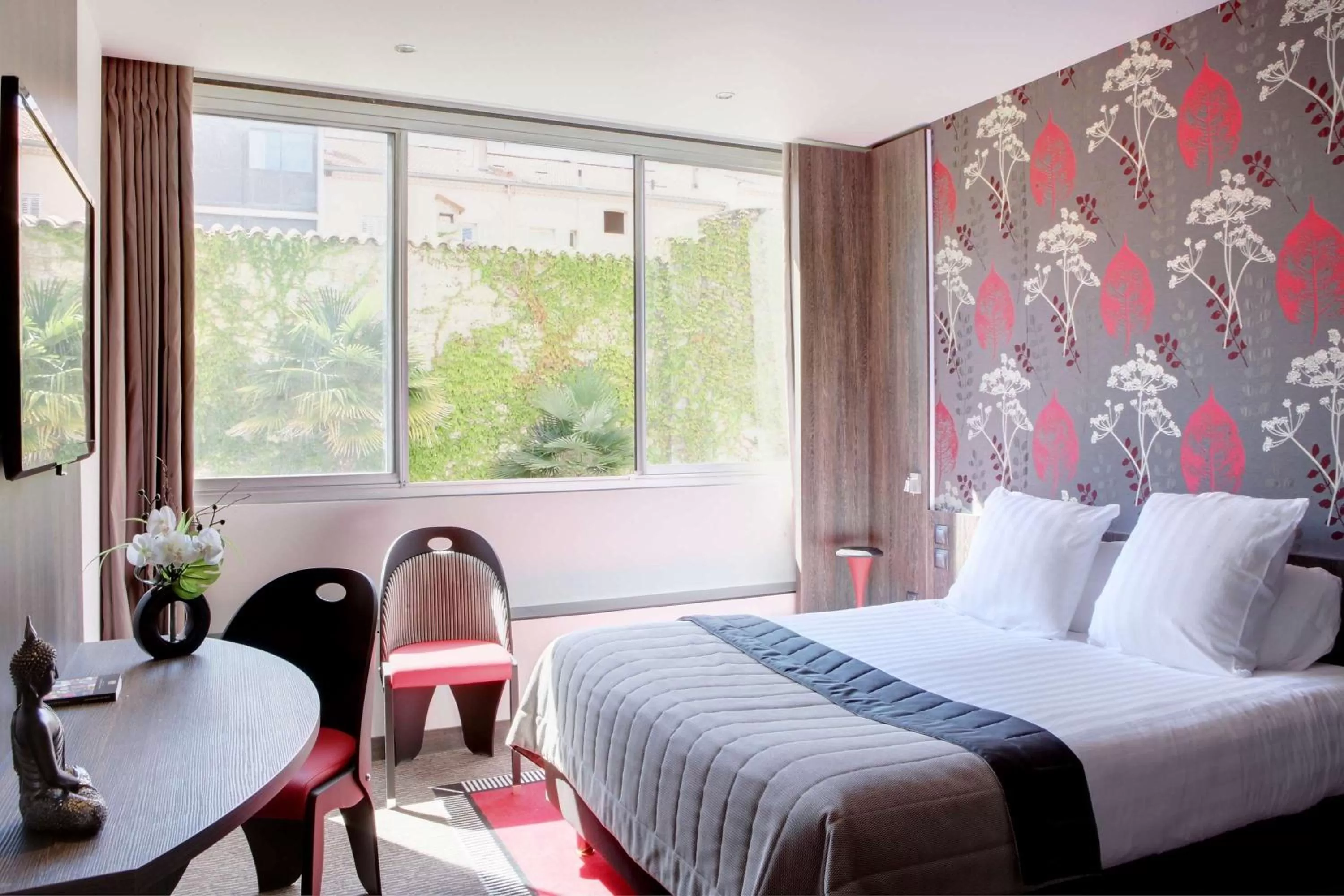 Bed in Best Western Premier Le Patio des Artistes Wellness Jacuzzi