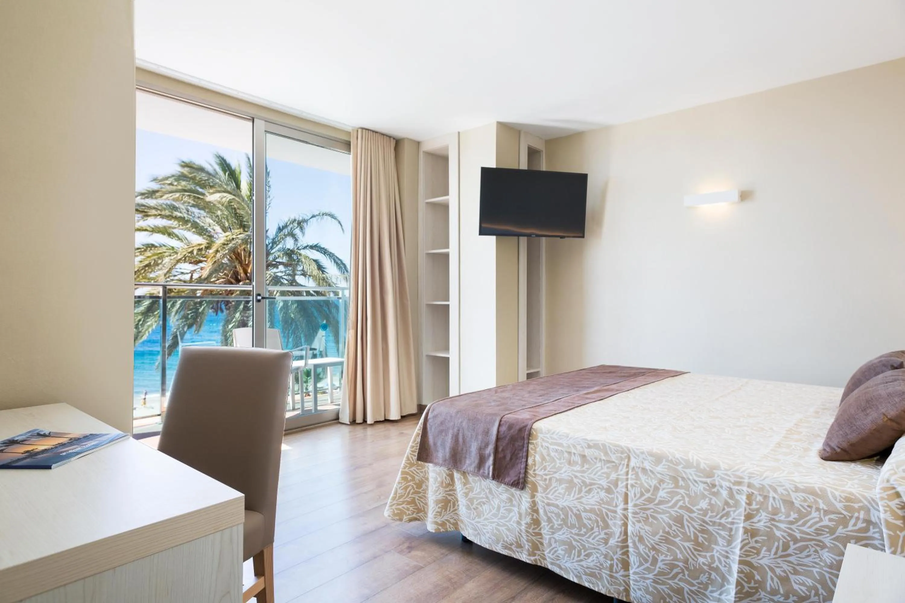 Photo of the whole room, Bed in Hotel Best Maritim