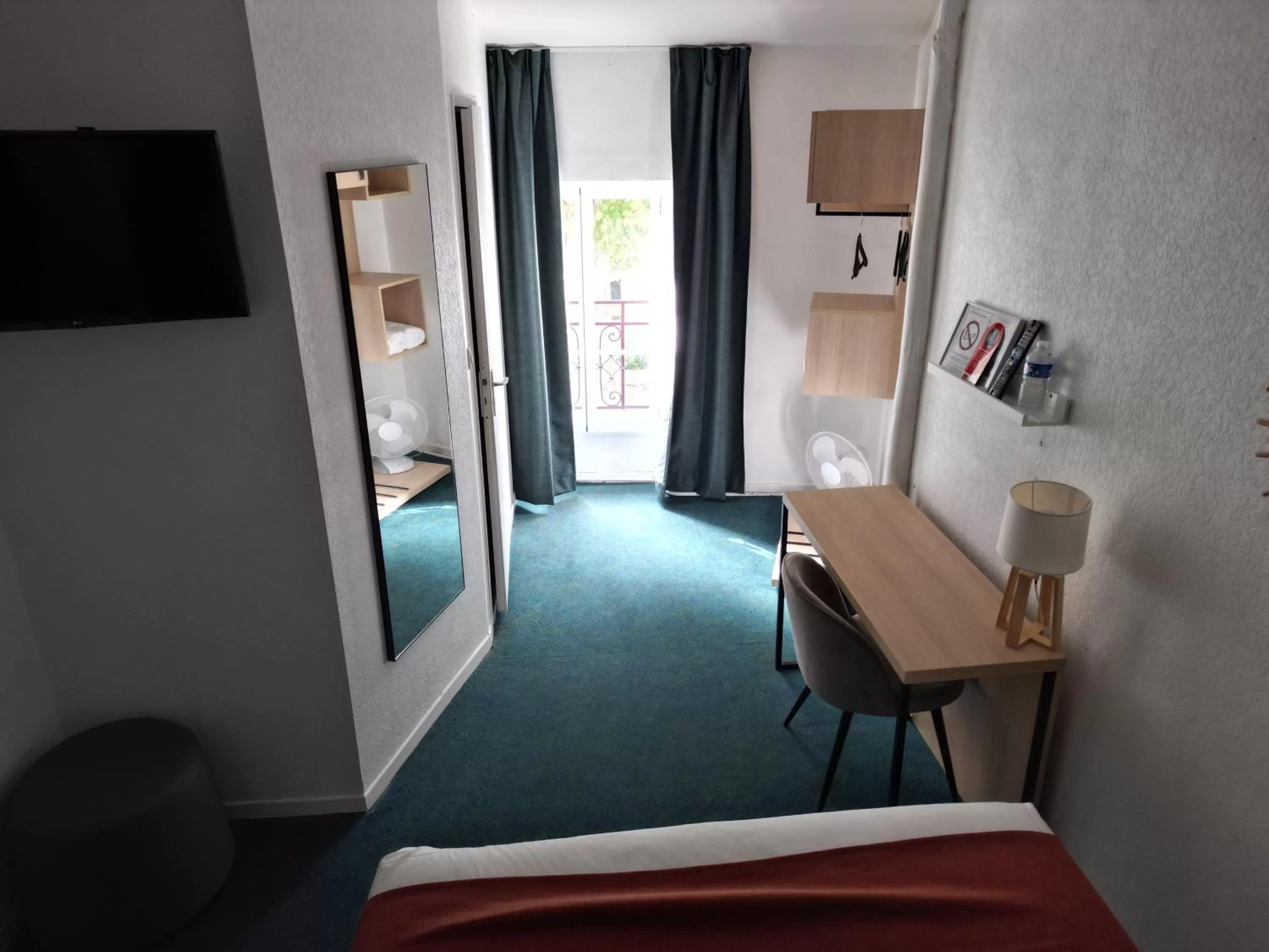 Photo of the whole room, Bed in Contact Hôtel les Platanes Villeneuve sur Lot Centre