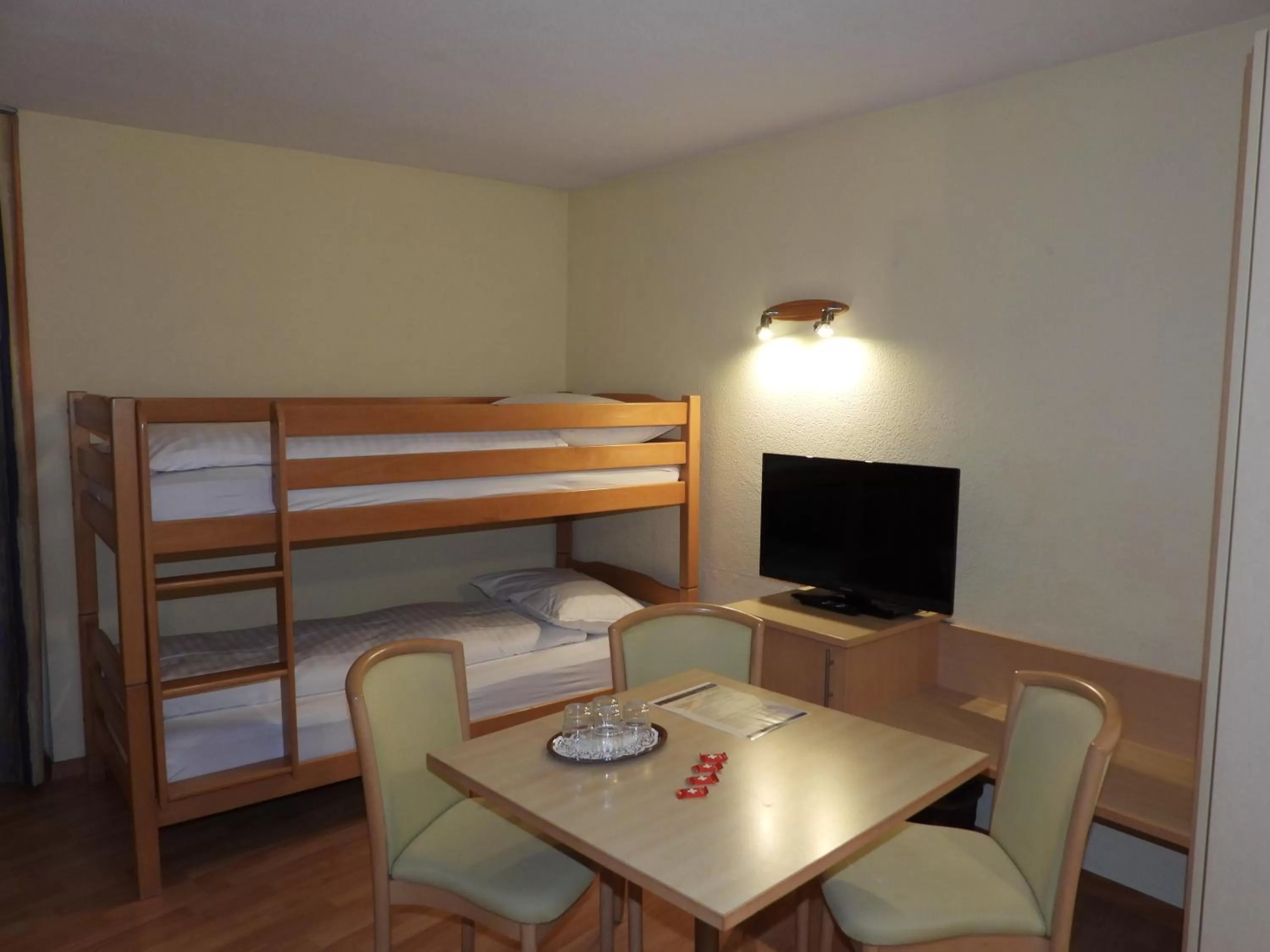 Bed in Hotel Sherlock Holmes & Khana Restaurant "nur 200 m zur Gondelbahn Hasliberg"