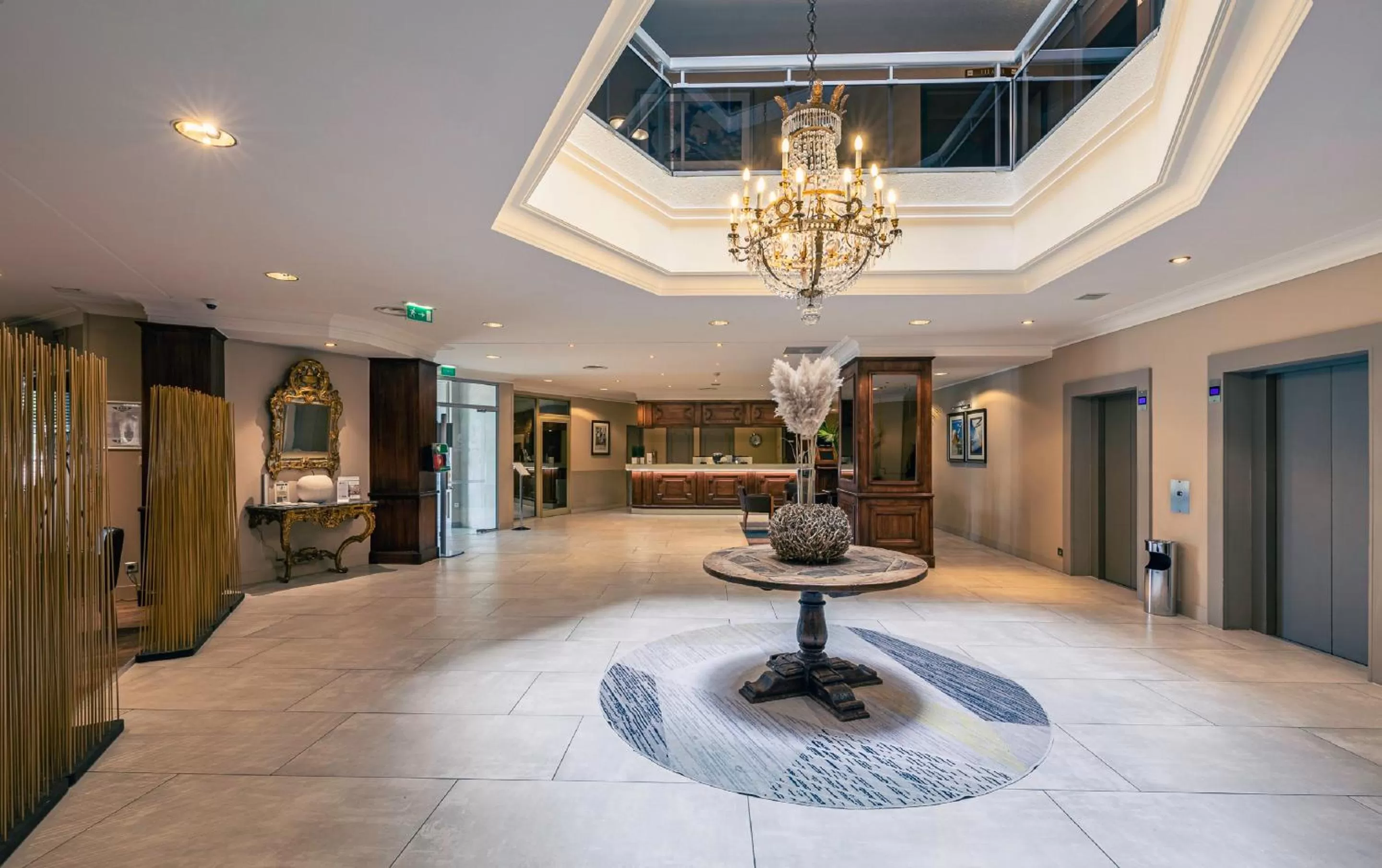 Lobby or reception in Best Western Marseille Aeroport