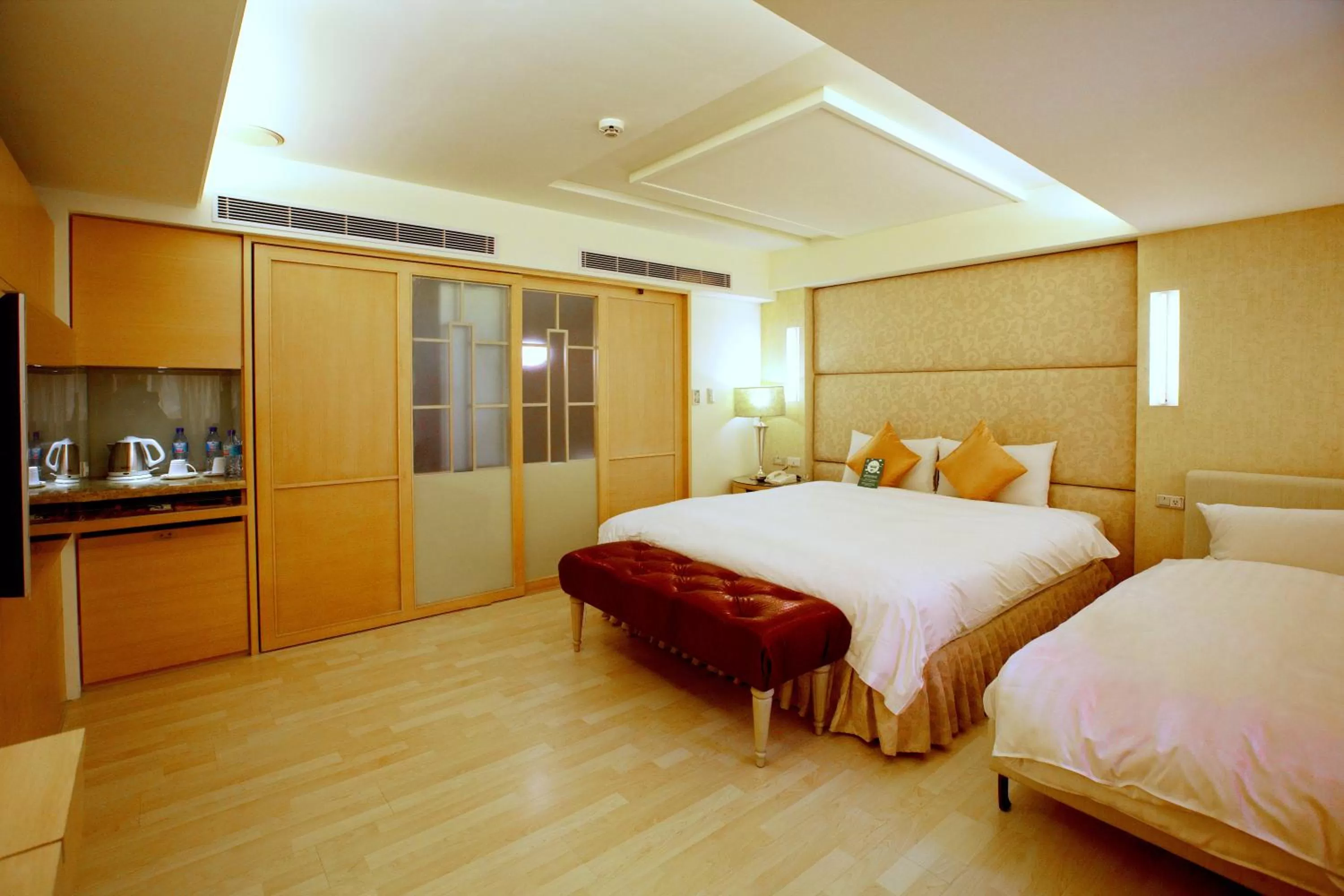 Photo of the whole room, Bed in Shin Yuan Celeb Metro Hotel