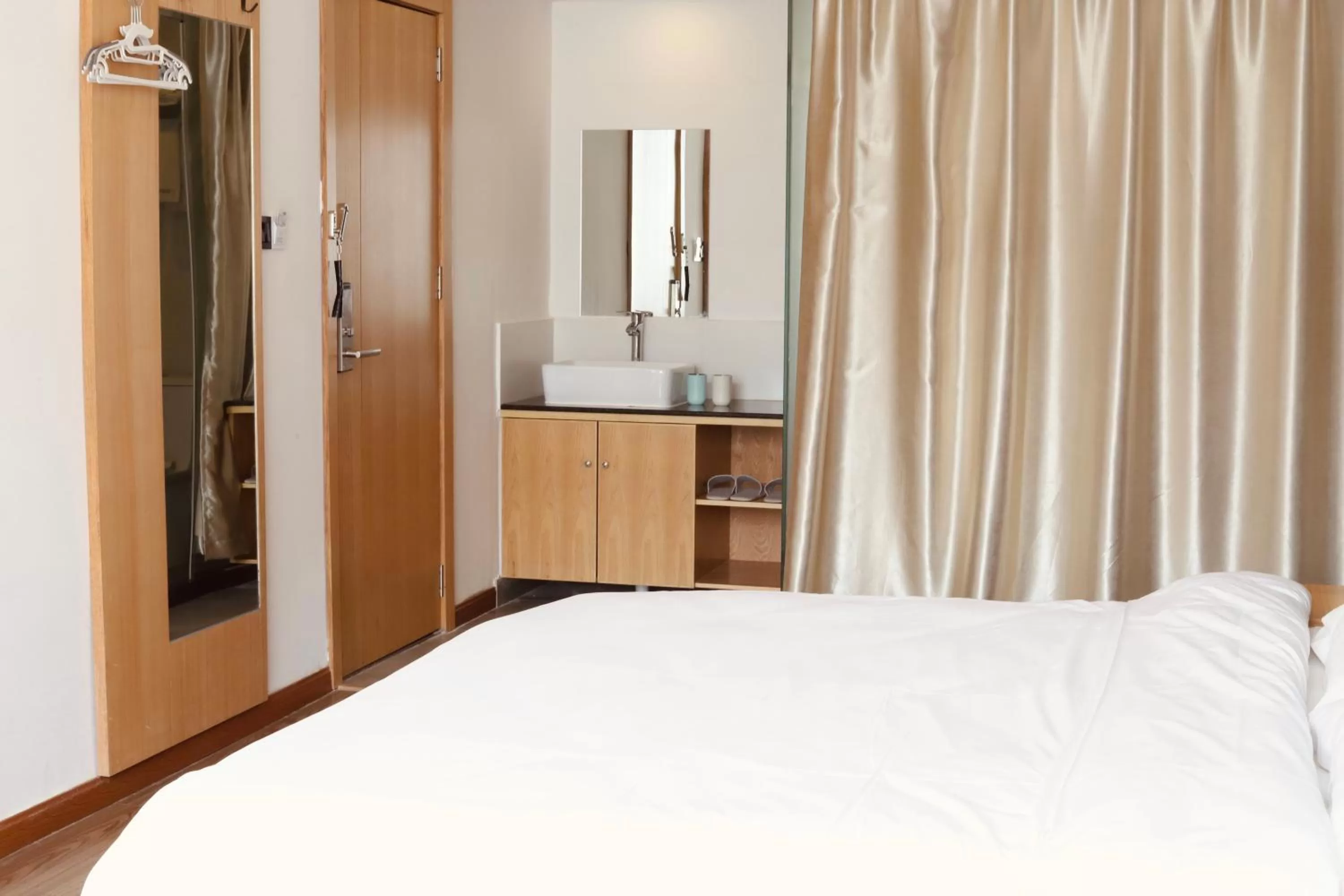 Photo of the whole room, Bed in Travel light Guilin