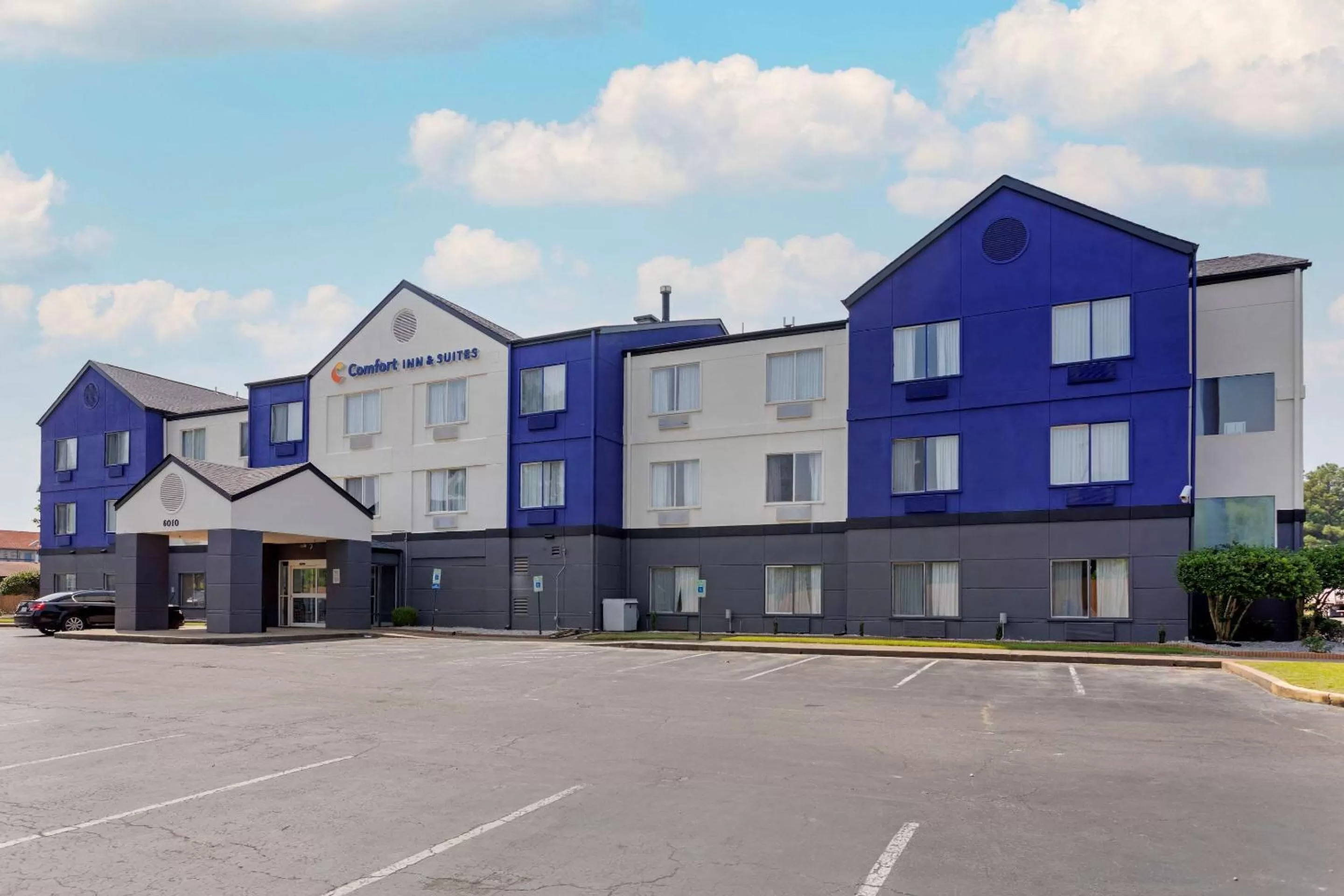 Property building in Comfort Inn & Suites Memphis East