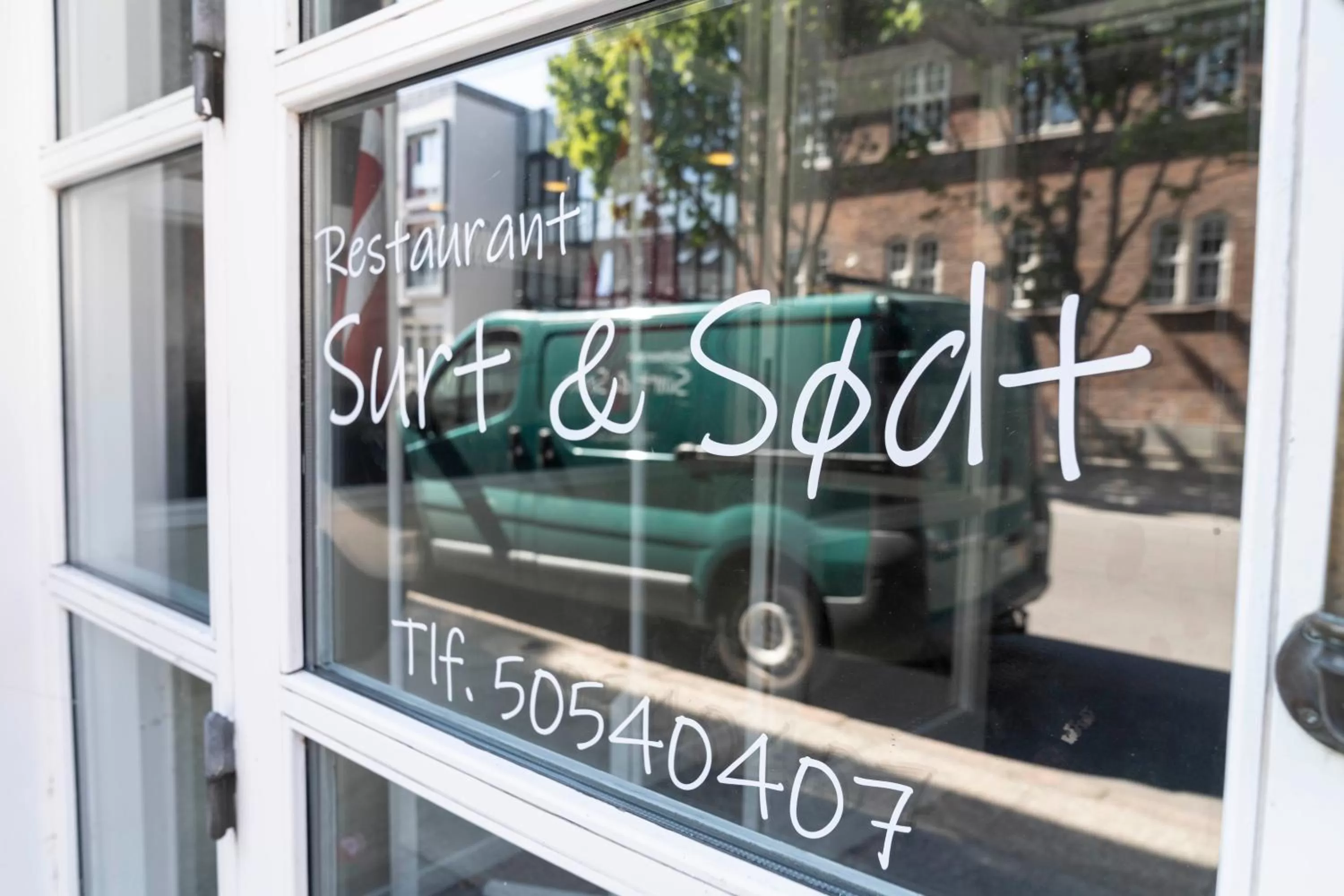 Facade/entrance in Hotel Harmonien