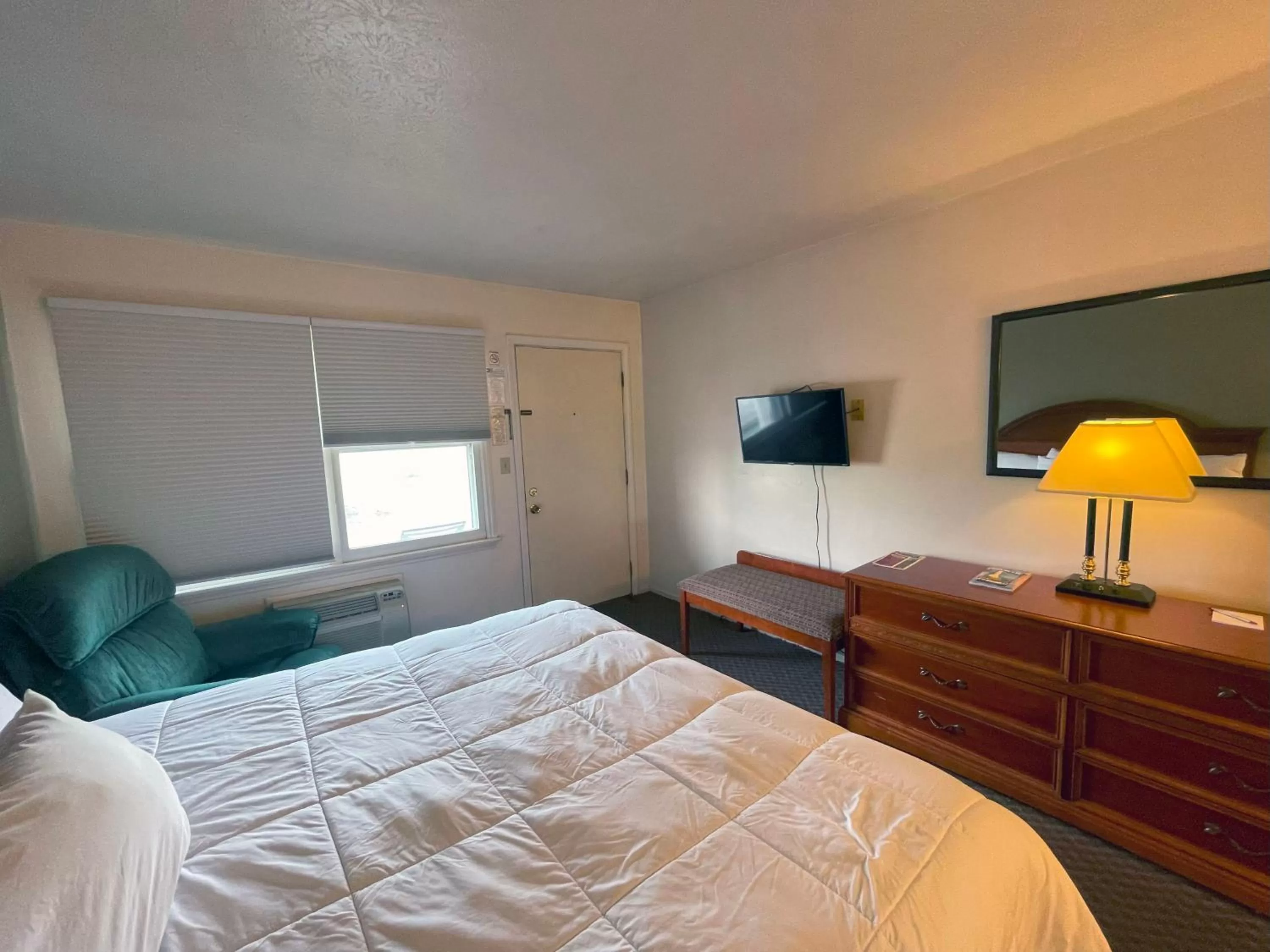 Bed in Plantation Motel