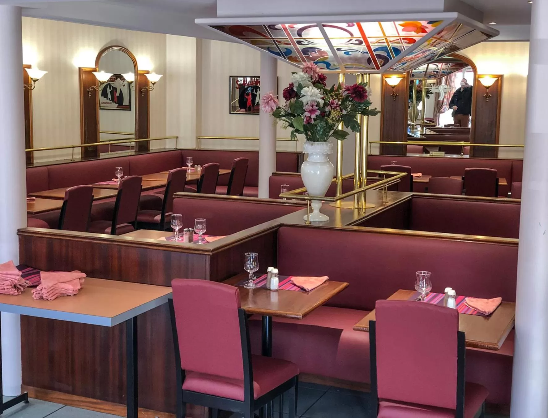 Restaurant/places to eat in Le CESAR HOTEL