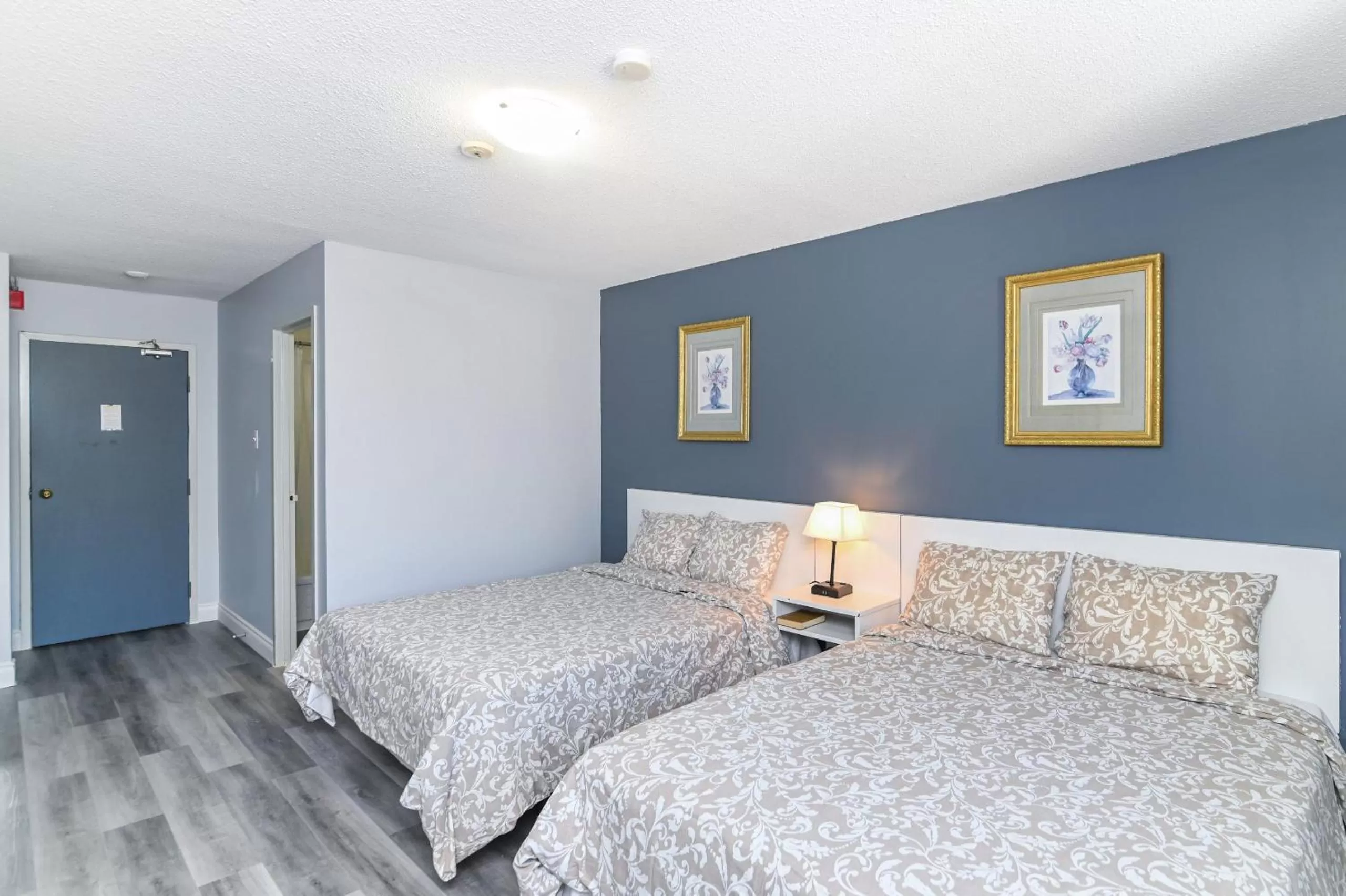 Bedroom, Bed in Lakeside Inn