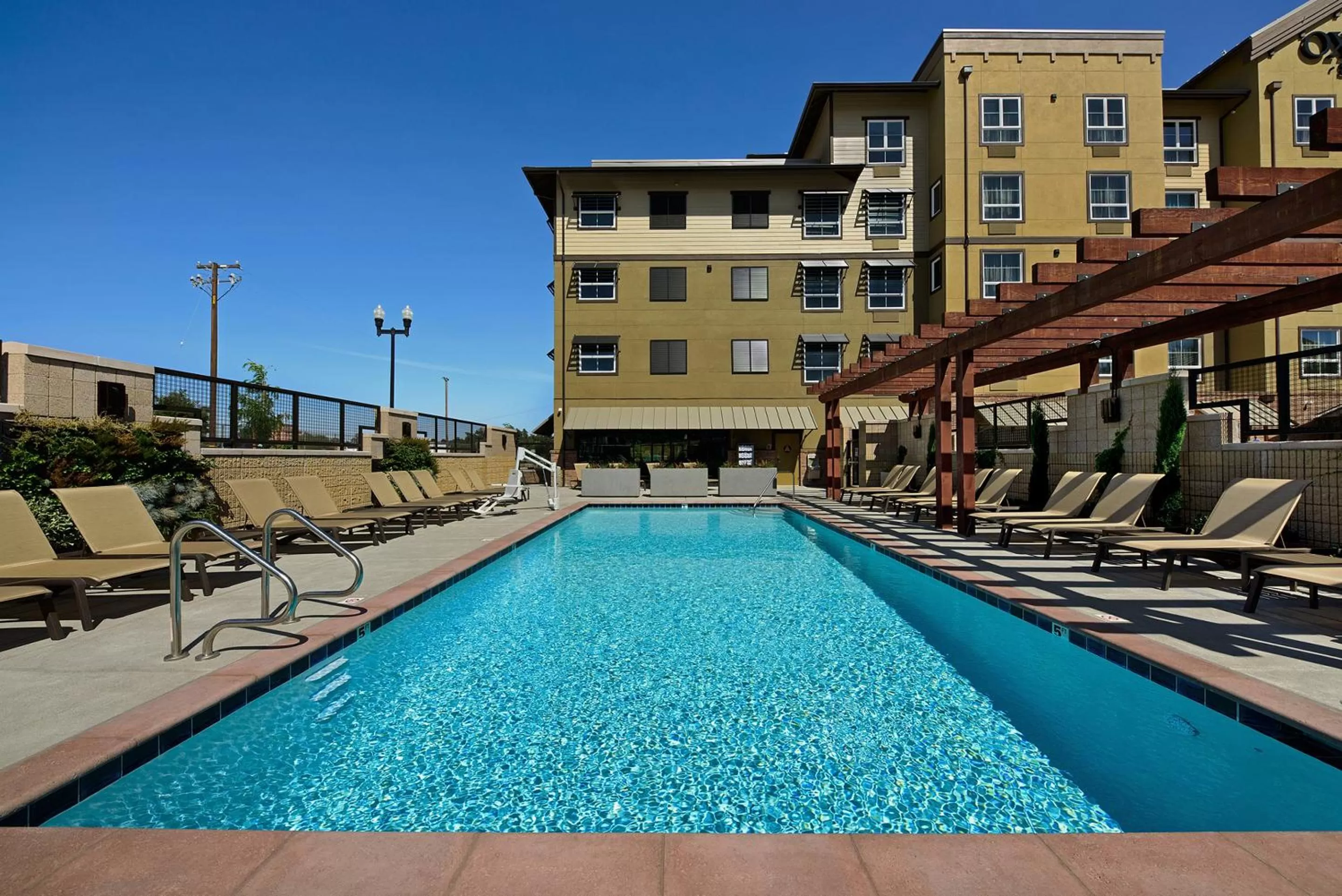 Swimming pool in Oxford Suites Paso Robles