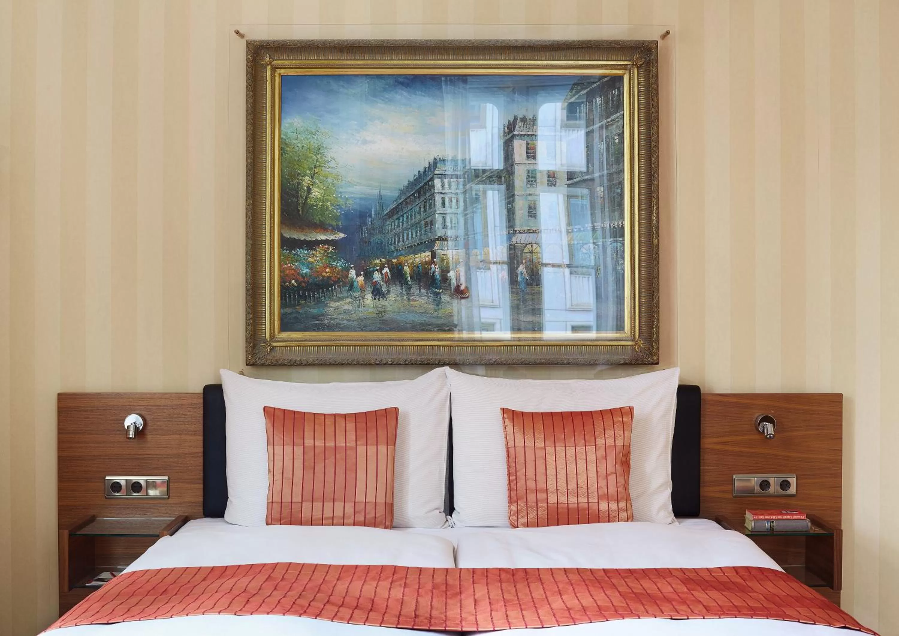 Photo of the whole room, Bed in Living Hotel an der Oper