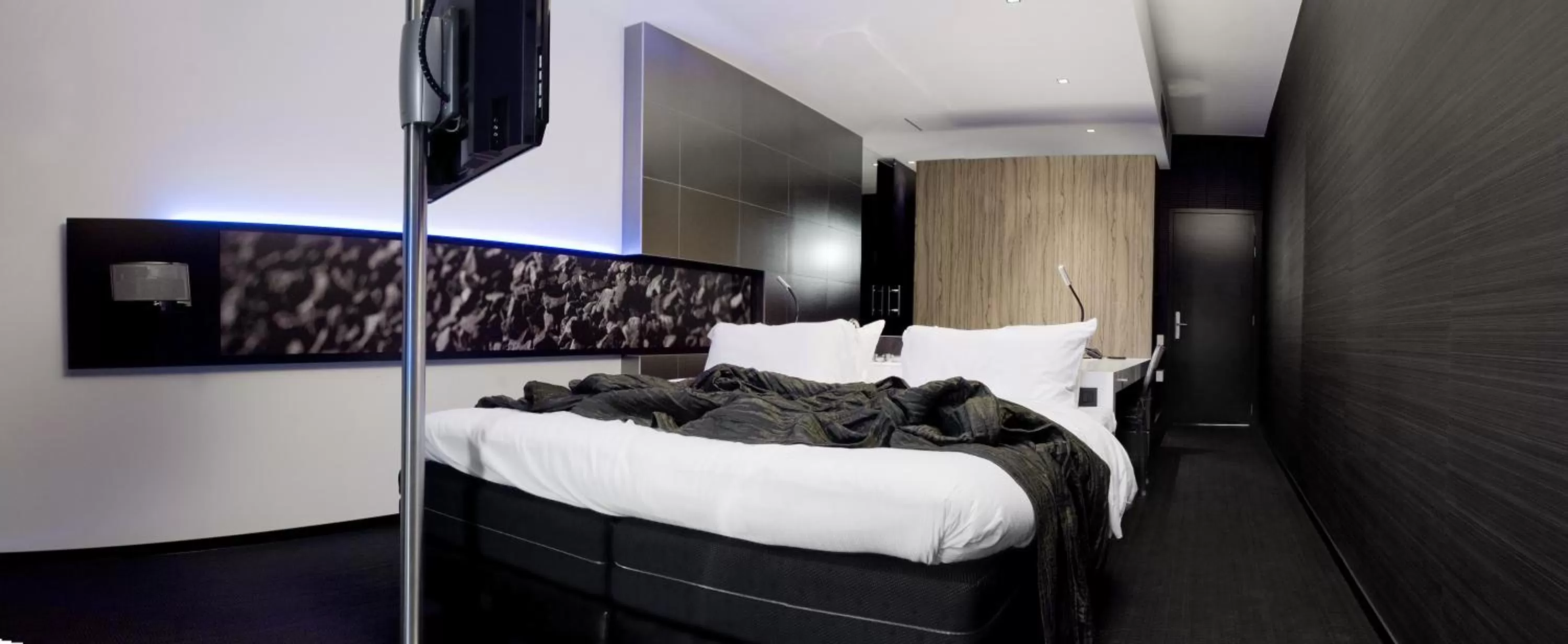 Photo of the whole room, Bed in Carbon Hotel