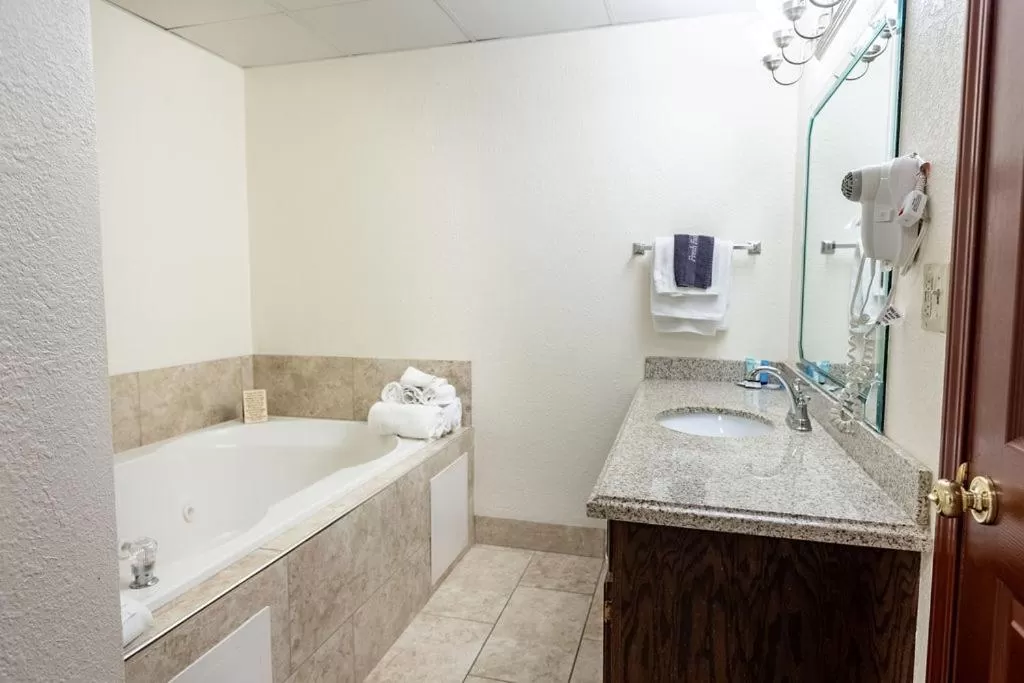 Bathroom in Savannah House Hotel