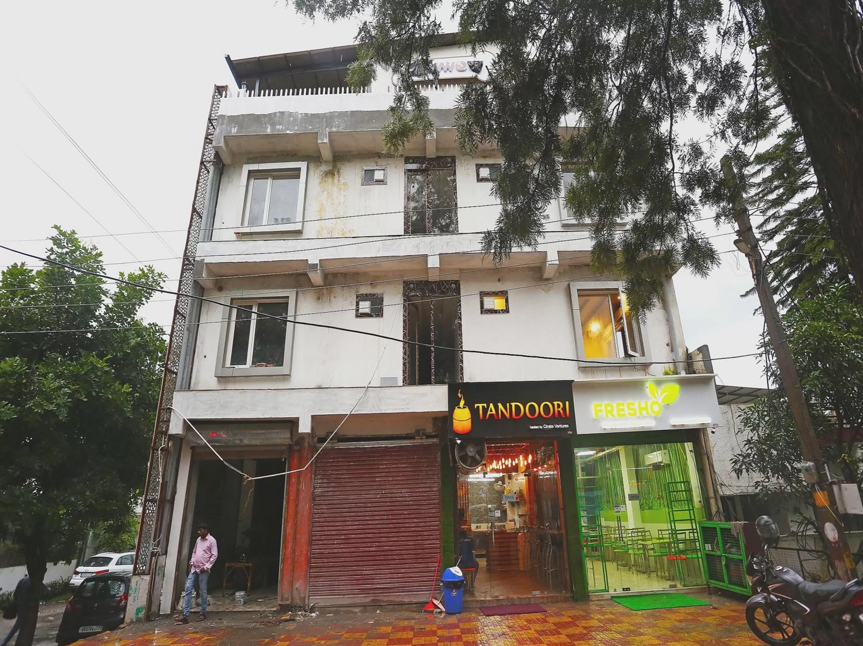 Facade/entrance, Property Building in Super OYO Capital O Hotel Rosewood Inn