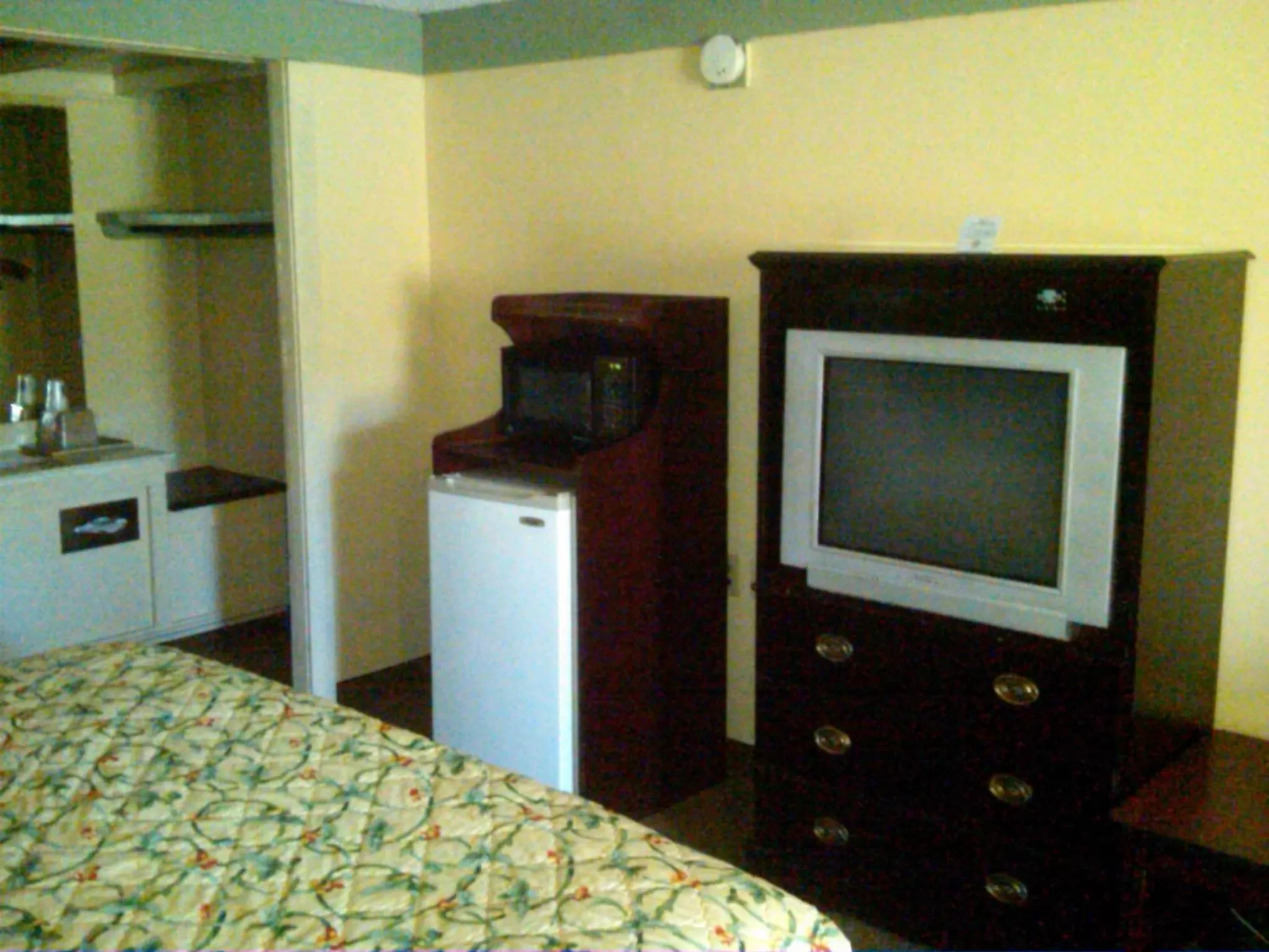 TV and multimedia in Knights Inn - Battle Creek