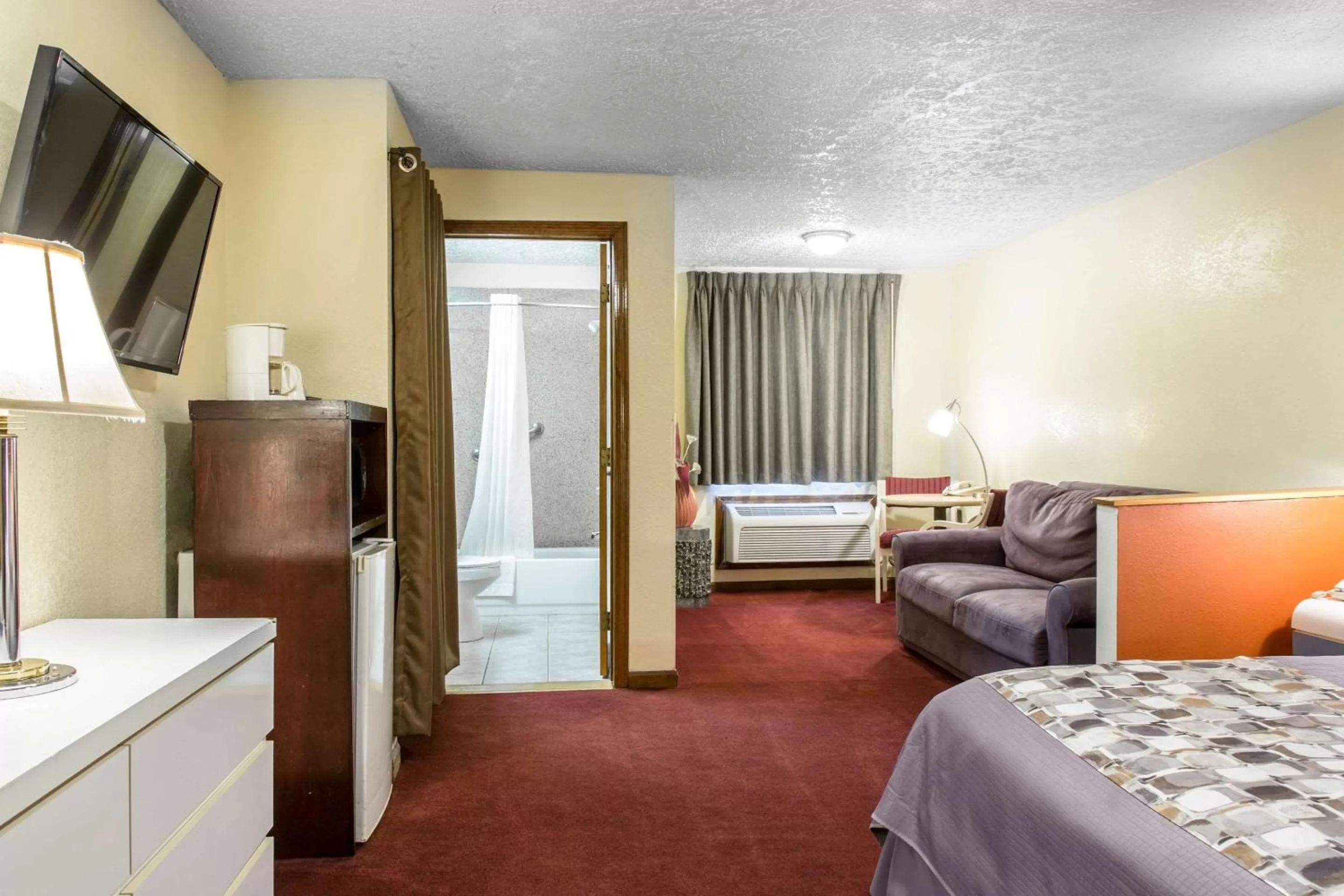 Photo of the whole room, Bed in Rodeway Inn & Suites Branford - Guilford