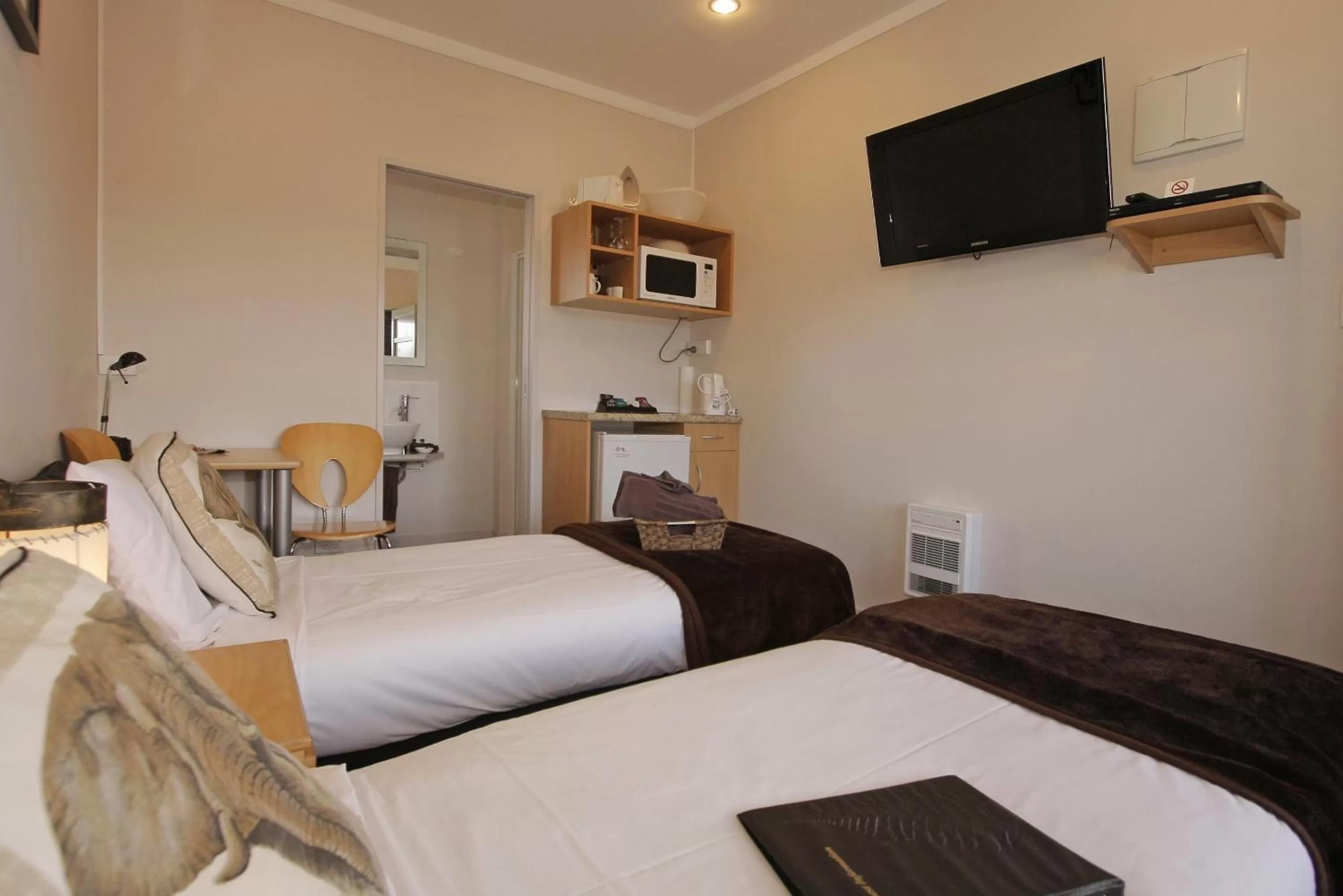 Kitchen or kitchenette, Bed in Big Five Motel