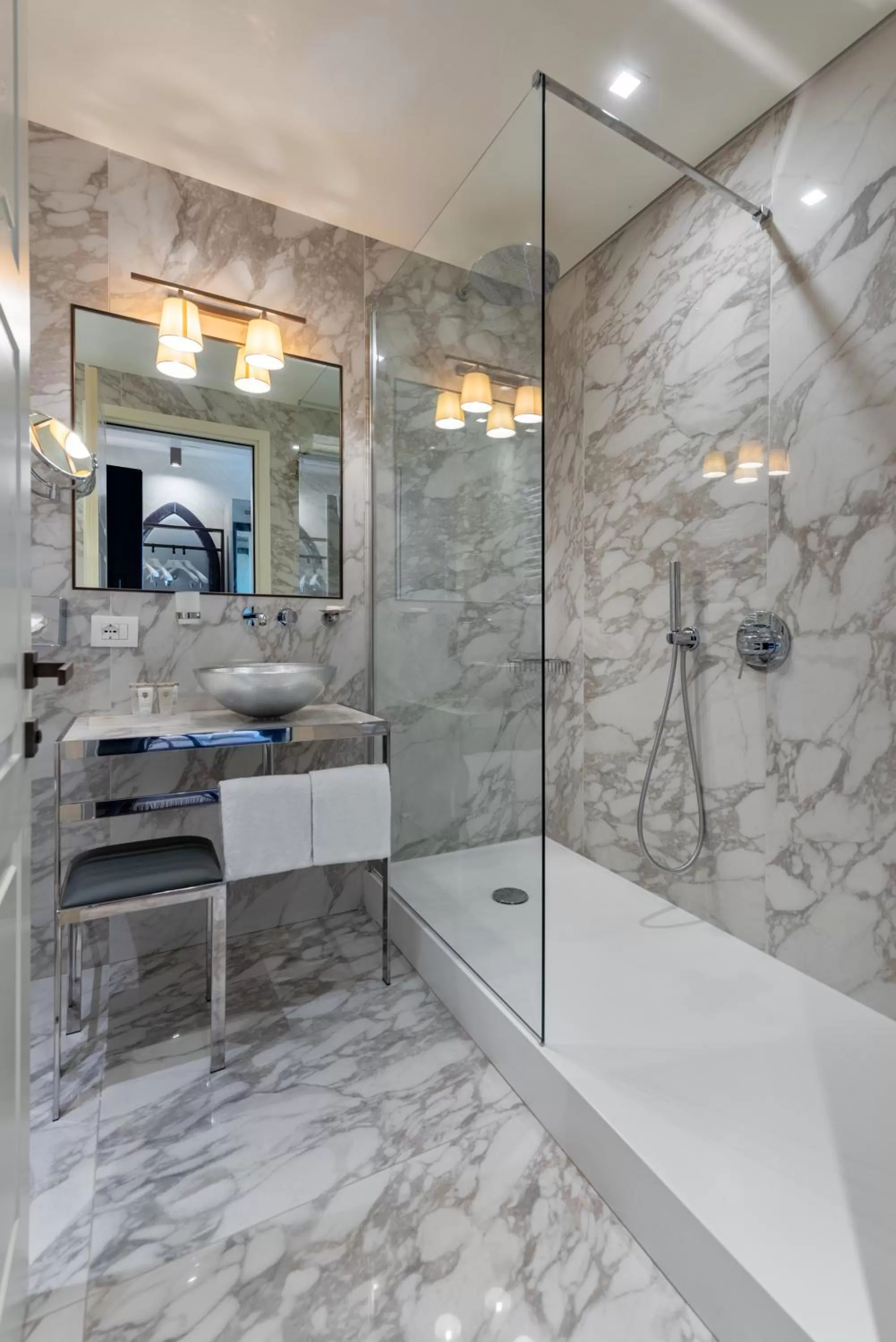 Shower in Palazzo Veneziano - Venice Collection