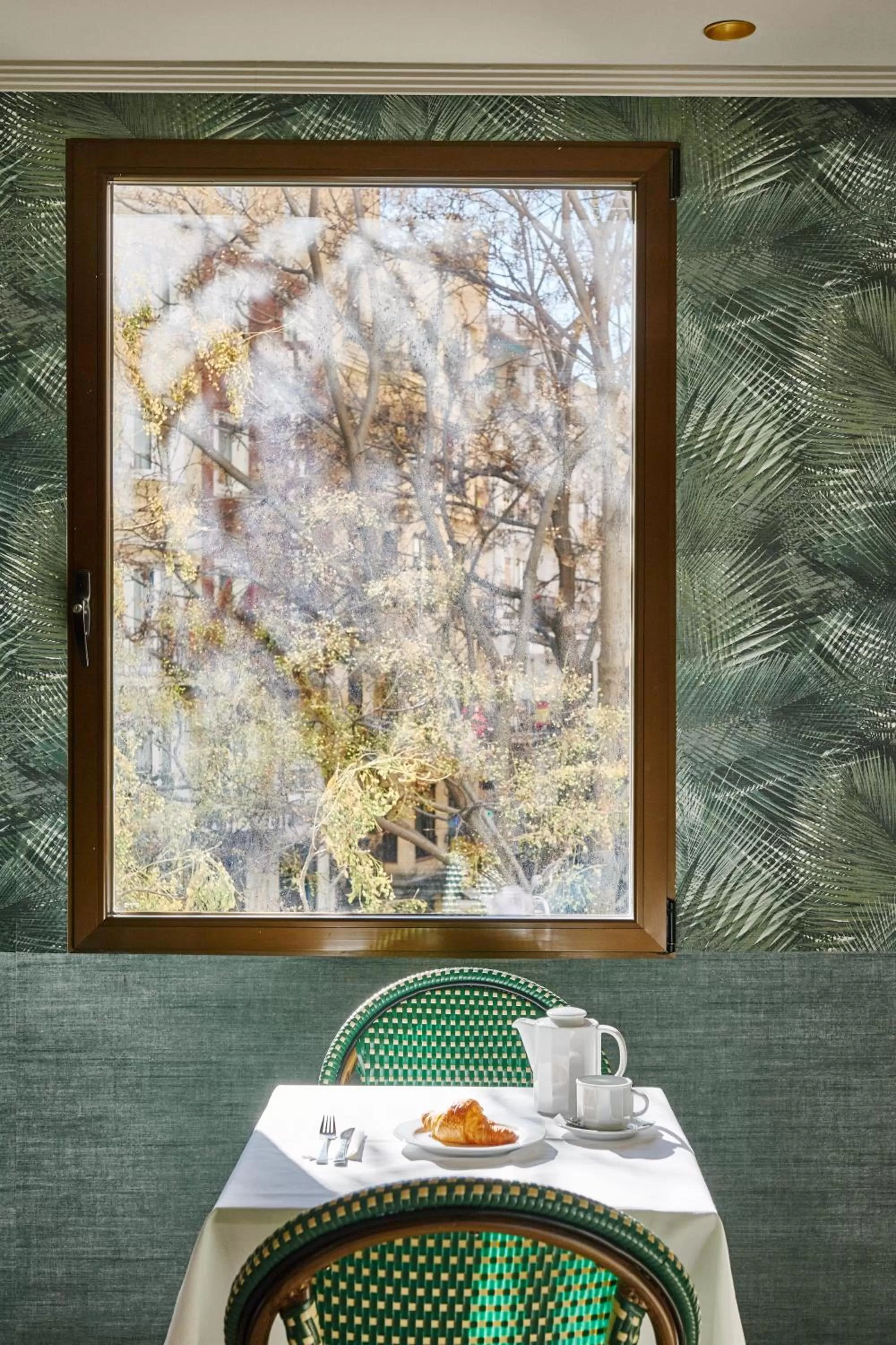 Restaurant/places to eat in Regente Hotel