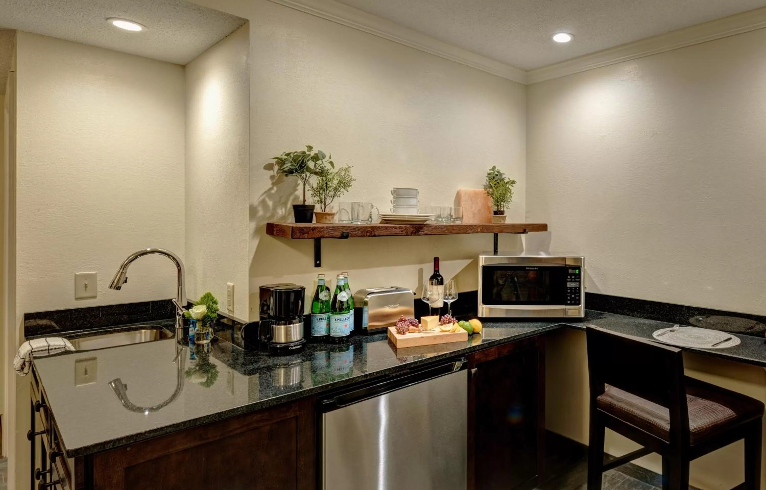 Kitchen or kitchenette in Garrison Hotel & Suites Dover-Portsmouth, an Ascend Collection Hotel