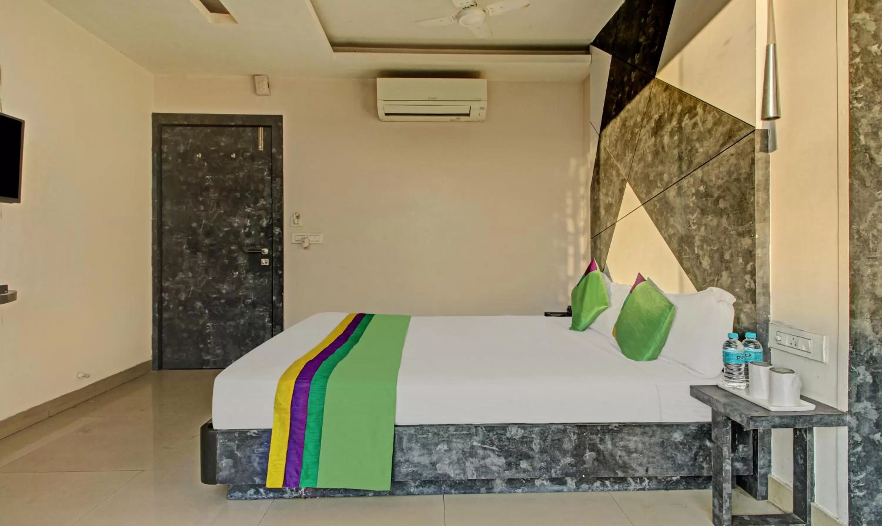 Bed in Treebo Glassotel Near Ruby Hospital