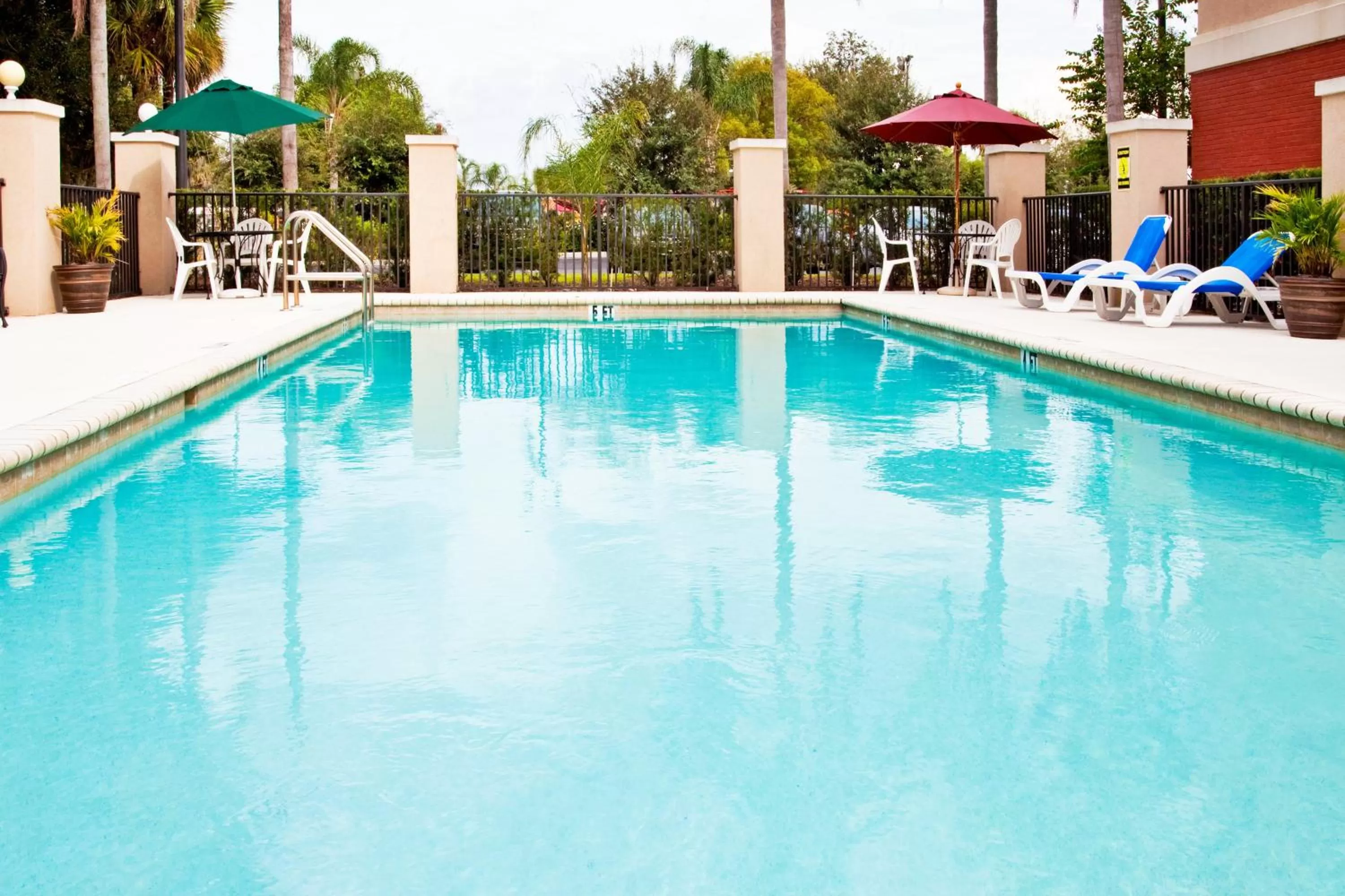 Swimming pool in Holiday Inn Express Hotel & Suites Bartow by IHG