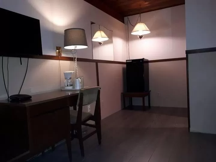 TV/Entertainment Center in Falcon Nest Motel