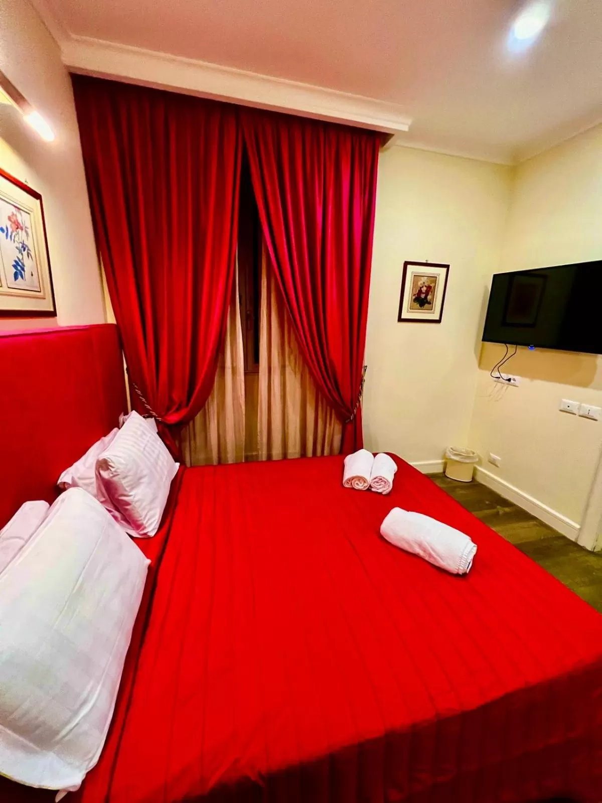 Bed in Quirinale luxury suite Roma