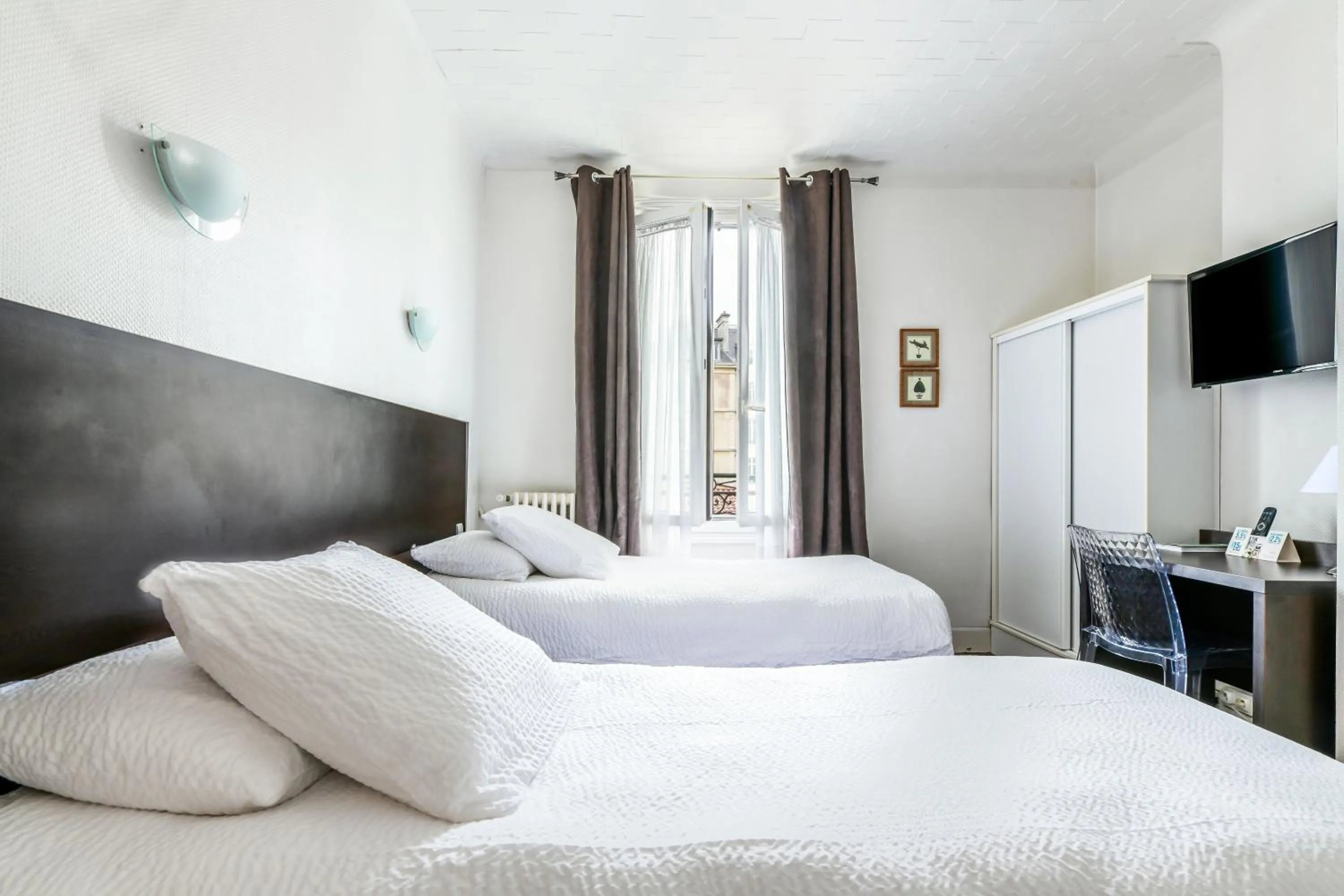 Bed in Hôtel VAL FLORES LOGIS