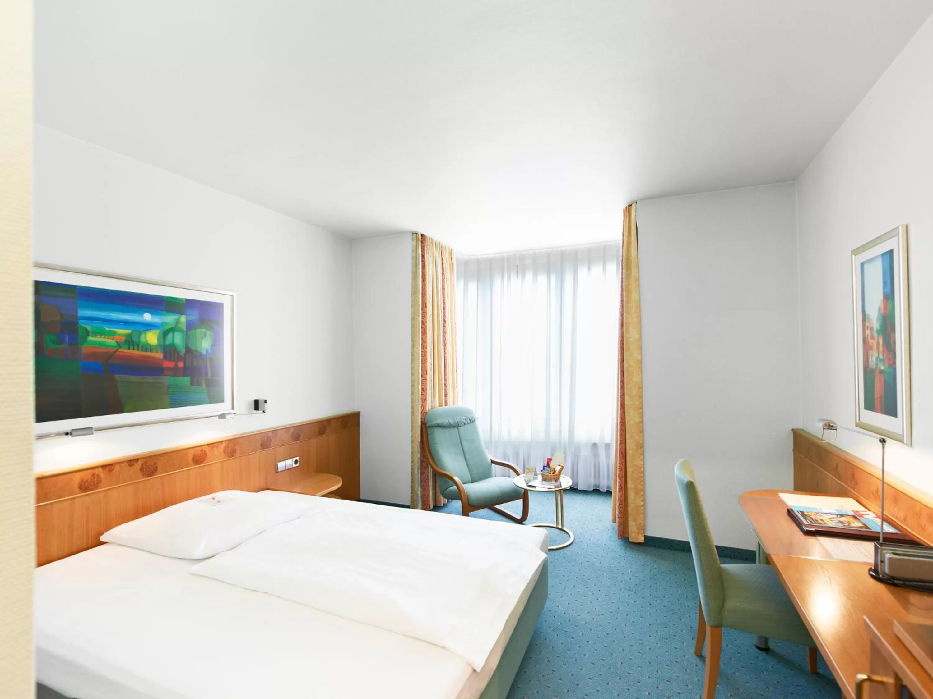 Photo of the whole room, Bed in Hirsch Hotel