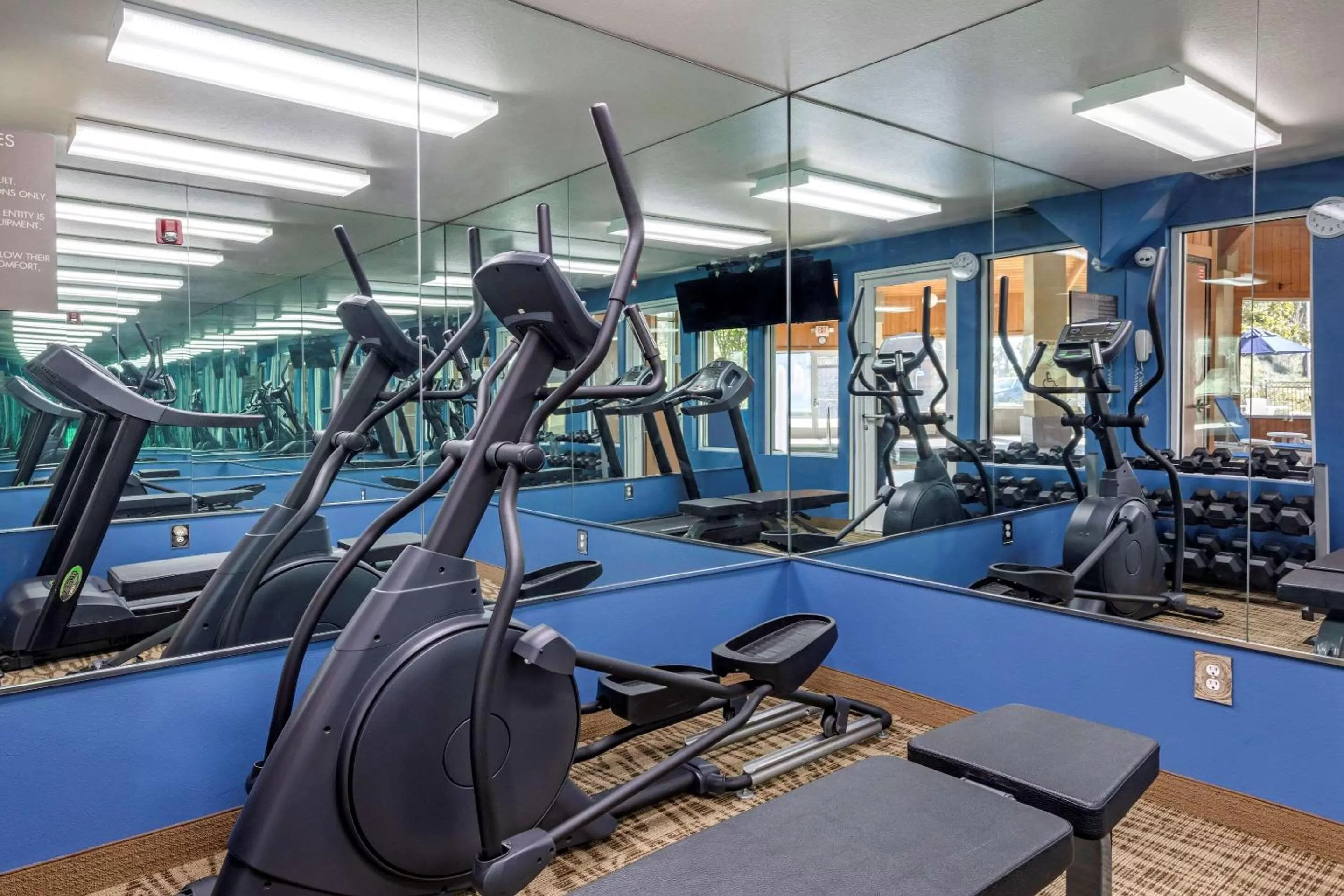 Fitness centre/facilities in Comfort Inn Fontana