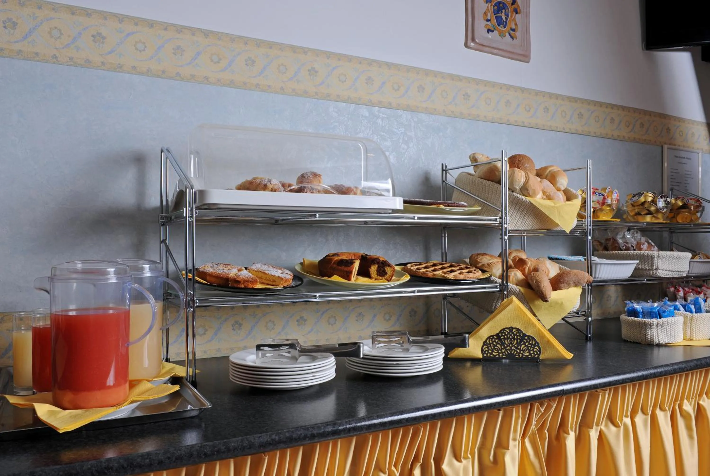 Buffet breakfast in Tuscia Hotel